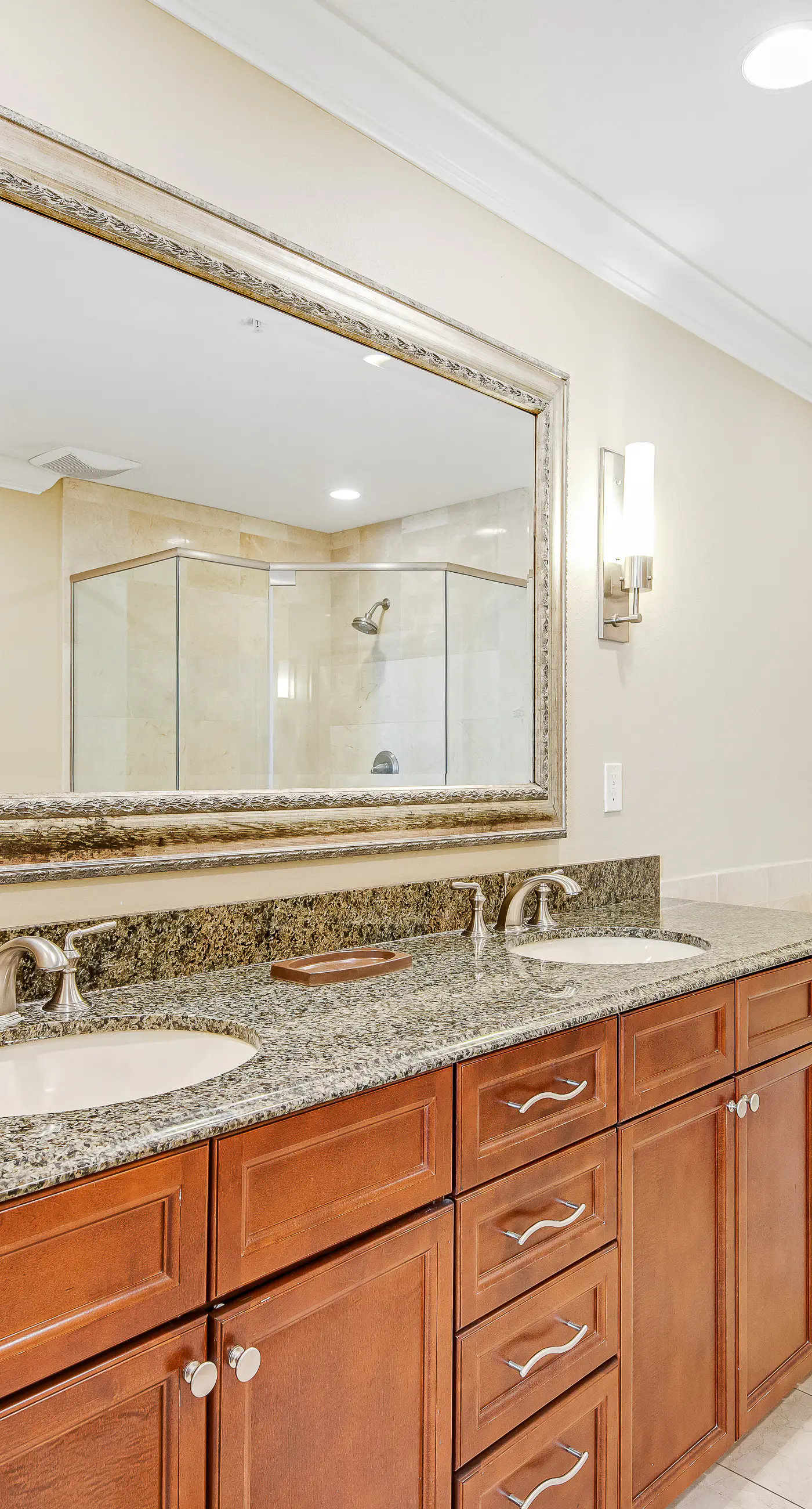 The Dolphin Suite - 2 Water-View Balconies, WiFi, W/D, AC, Pools, Hot Tubs & Gym