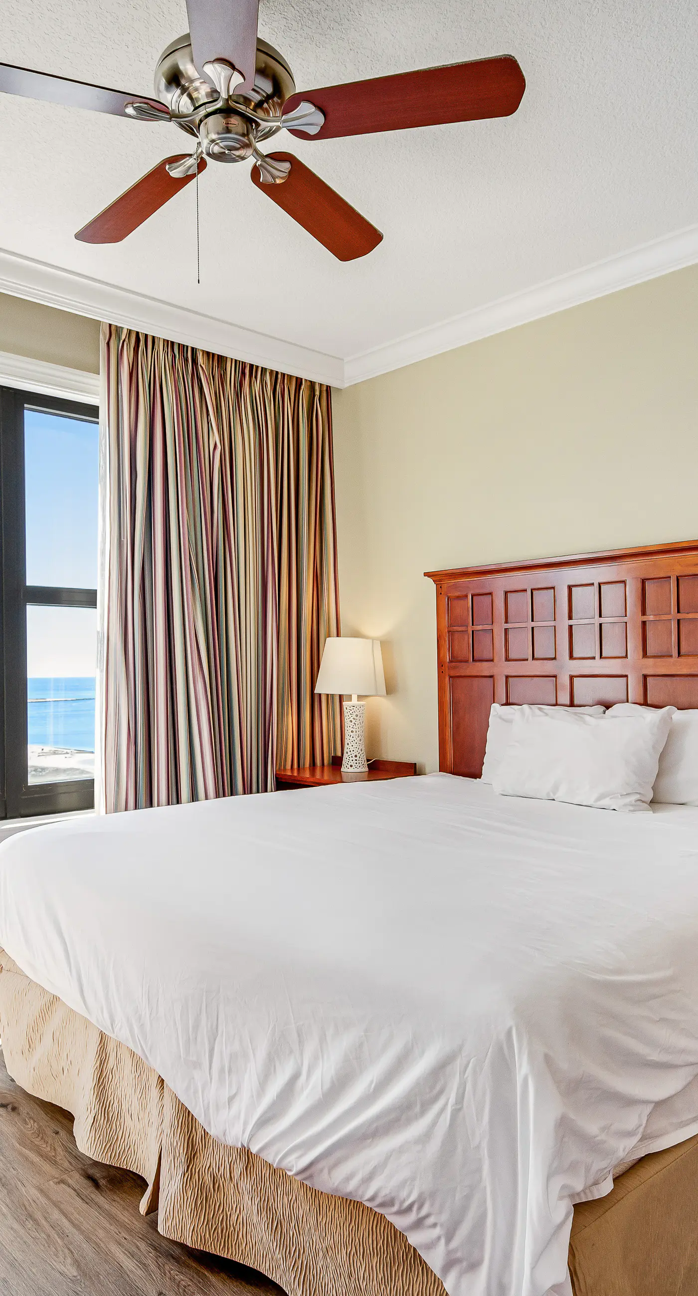 The Dolphin Suite - 2 Water-View Balconies, WiFi, W/D, AC, Pools, Hot Tubs & Gym