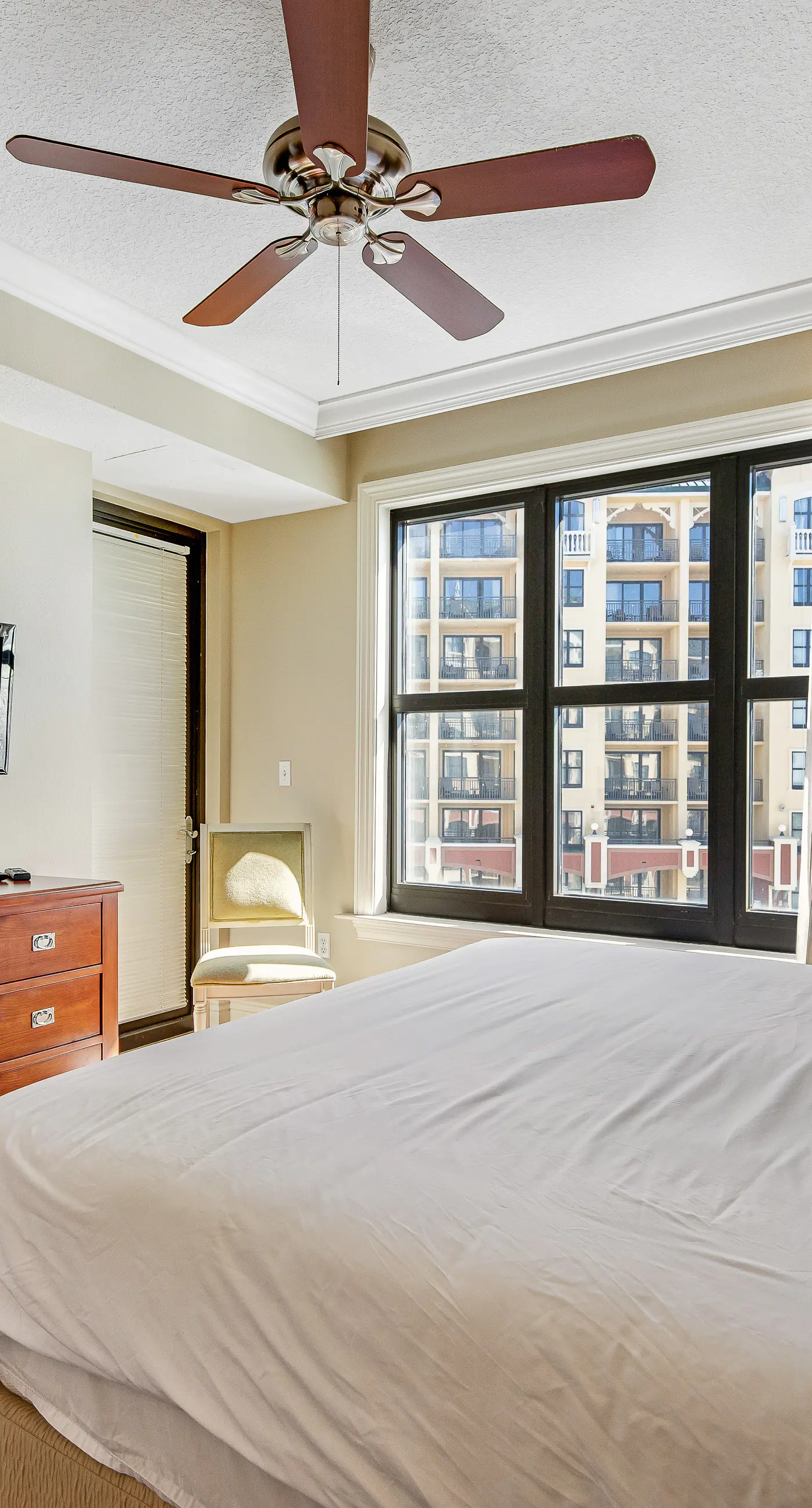 The Dolphin Suite - 2 Water-View Balconies, WiFi, W/D, AC, Pools, Hot Tubs & Gym