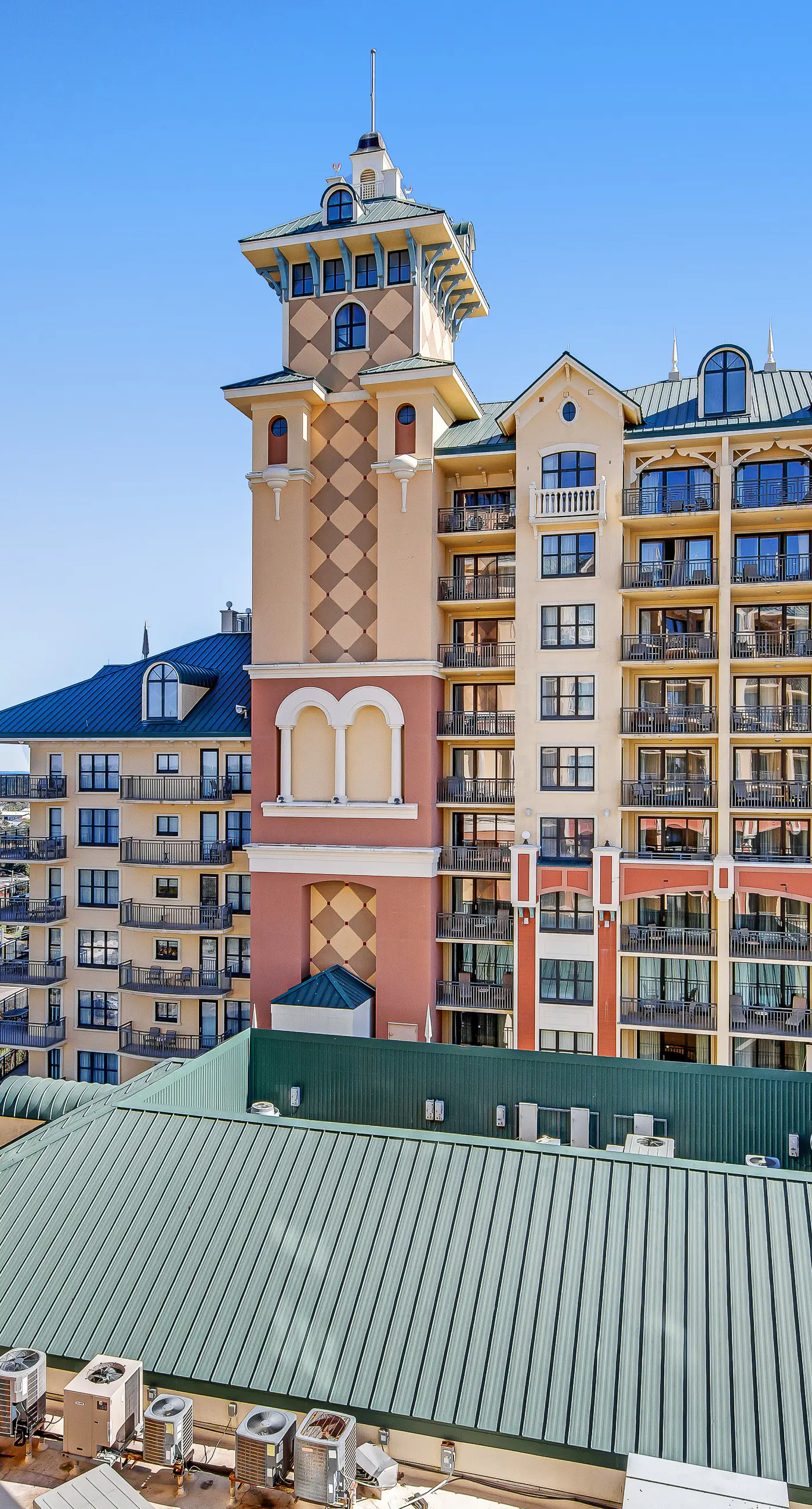 The Dolphin Suite - 2 Water-View Balconies, WiFi, W/D, AC, Pools, Hot Tubs & Gym