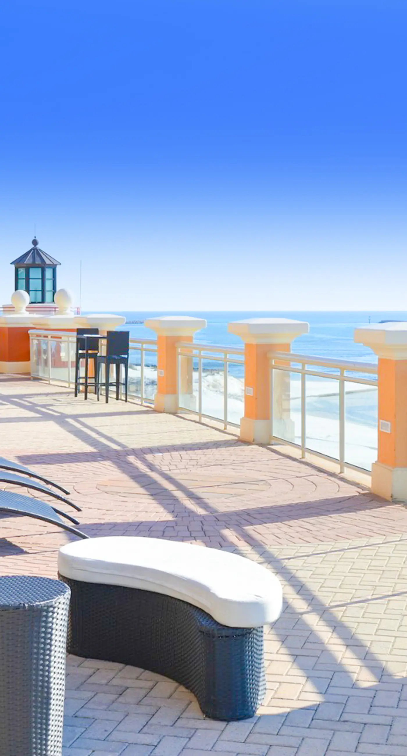 The Dolphin Suite - 2 Water-View Balconies, WiFi, W/D, AC, Pools, Hot Tubs & Gym