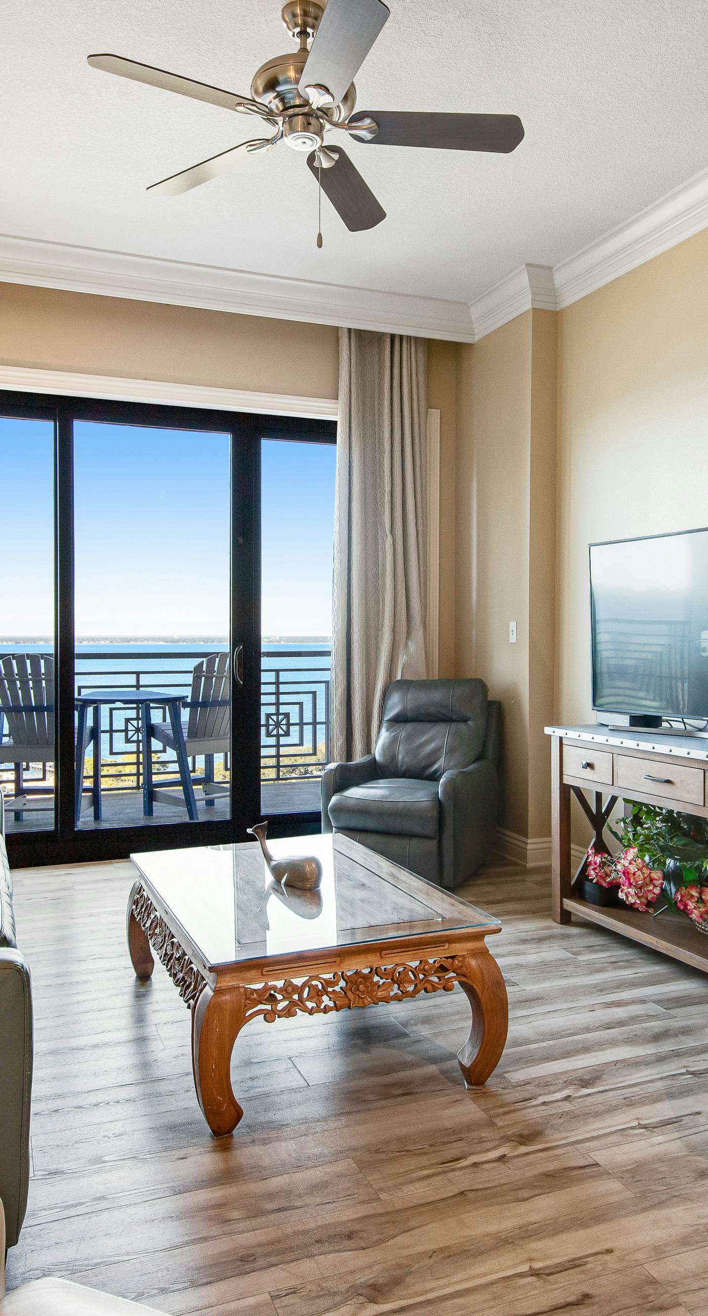 Penthouse condo Emerald Grande with pools, hot tubs, gym - water-view balconies