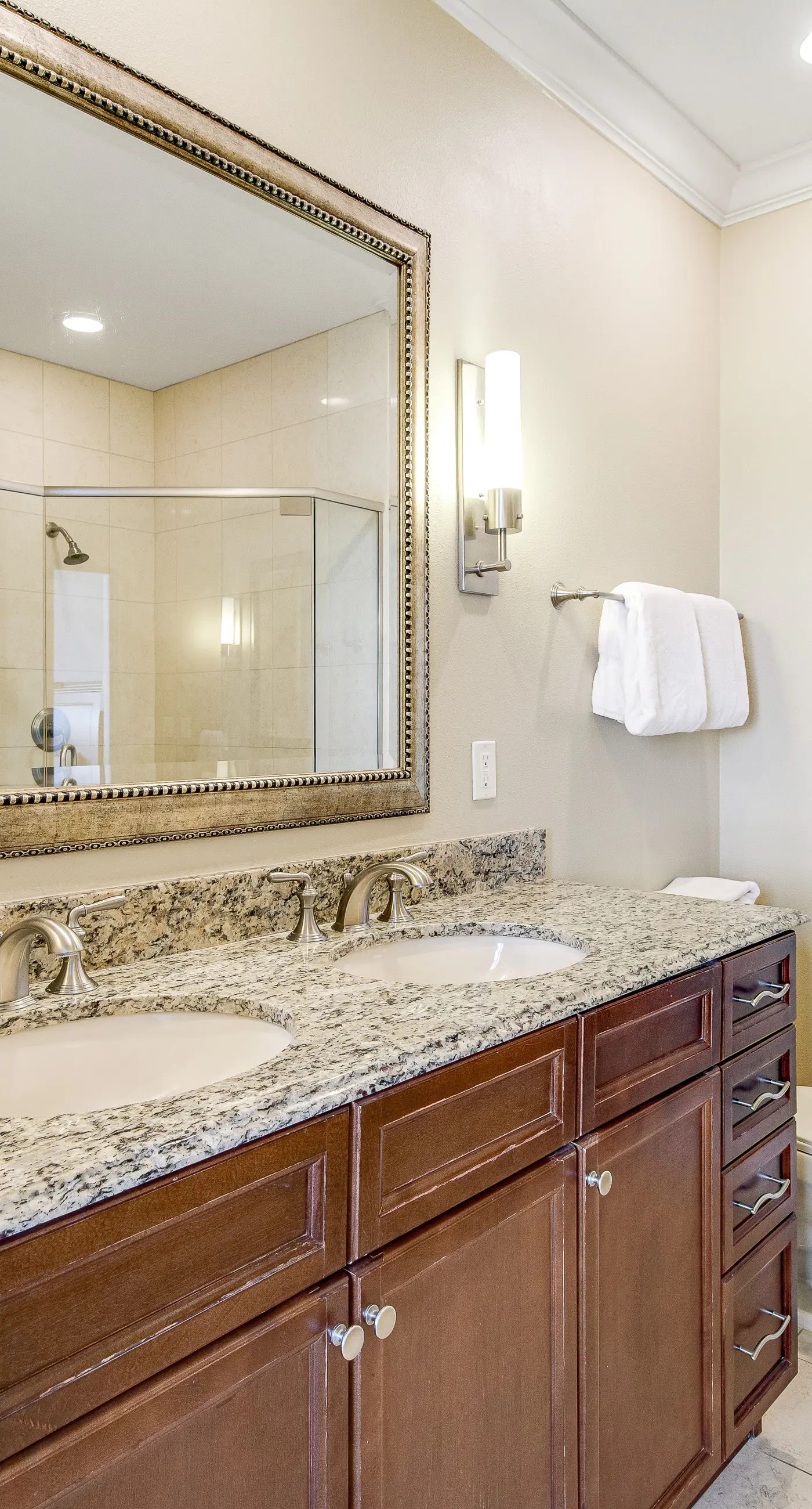 Penthouse condo Emerald Grande with pools, hot tubs, gym - water-view balconies