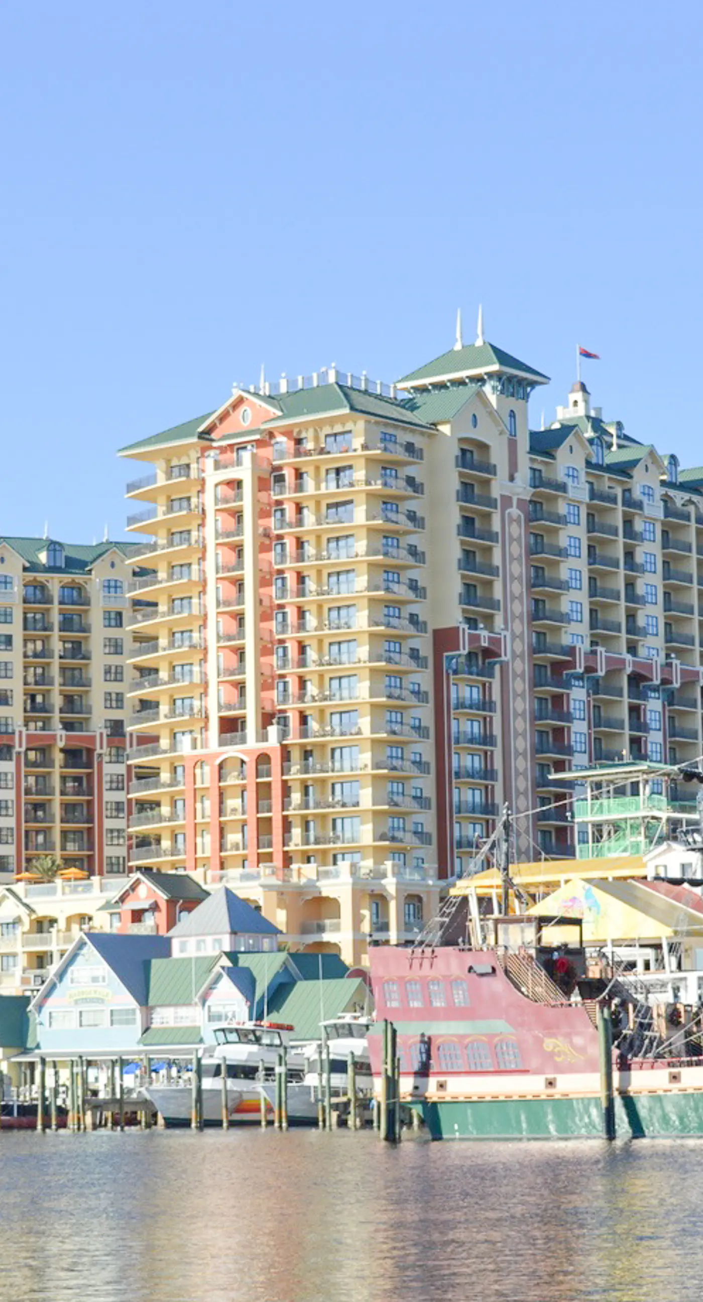 Penthouse condo Emerald Grande with pools, hot tubs, gym - water-view balconies