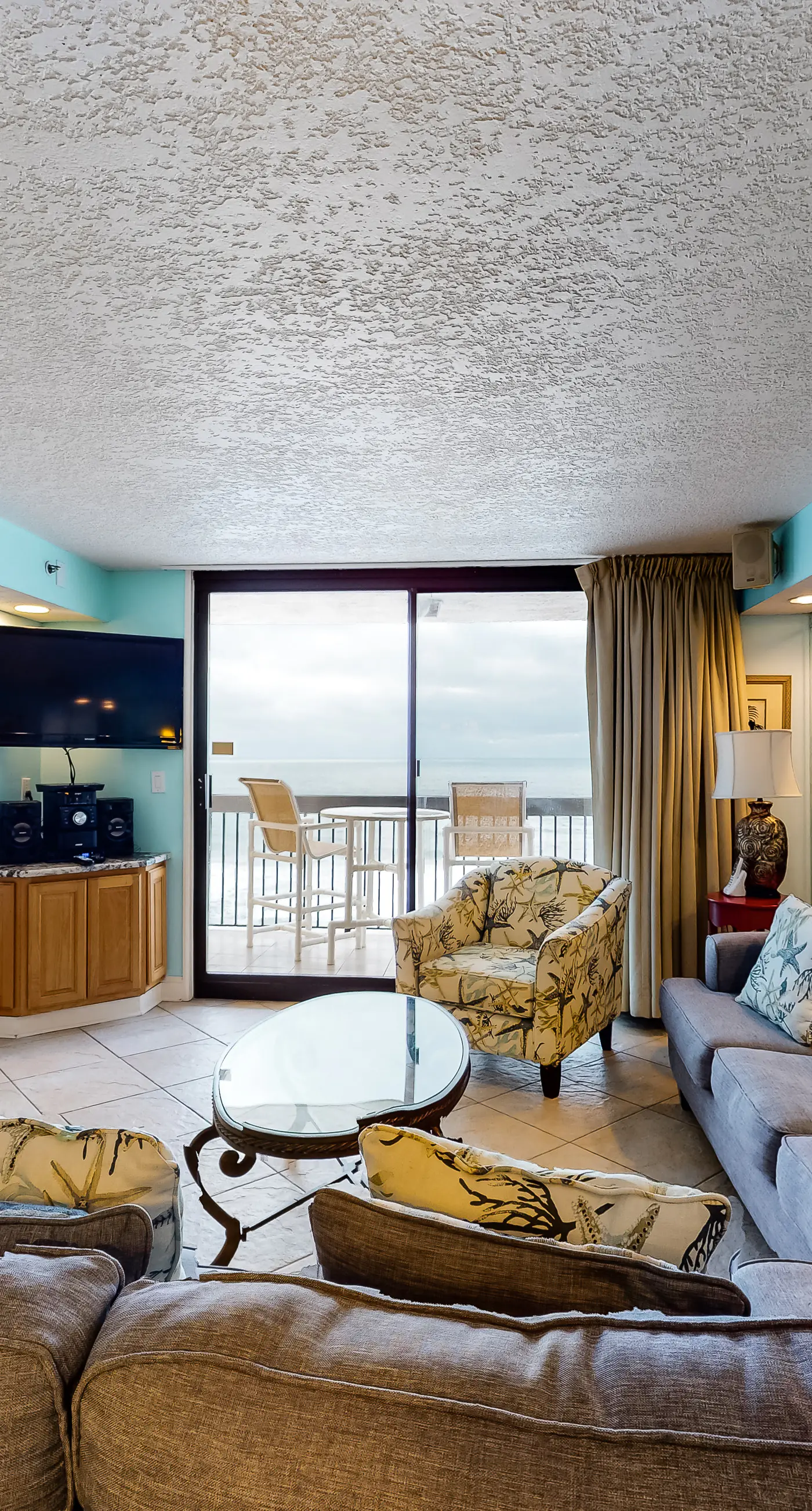 All-suite condo with pool, hot tub, sauna, free WiFi & central AC