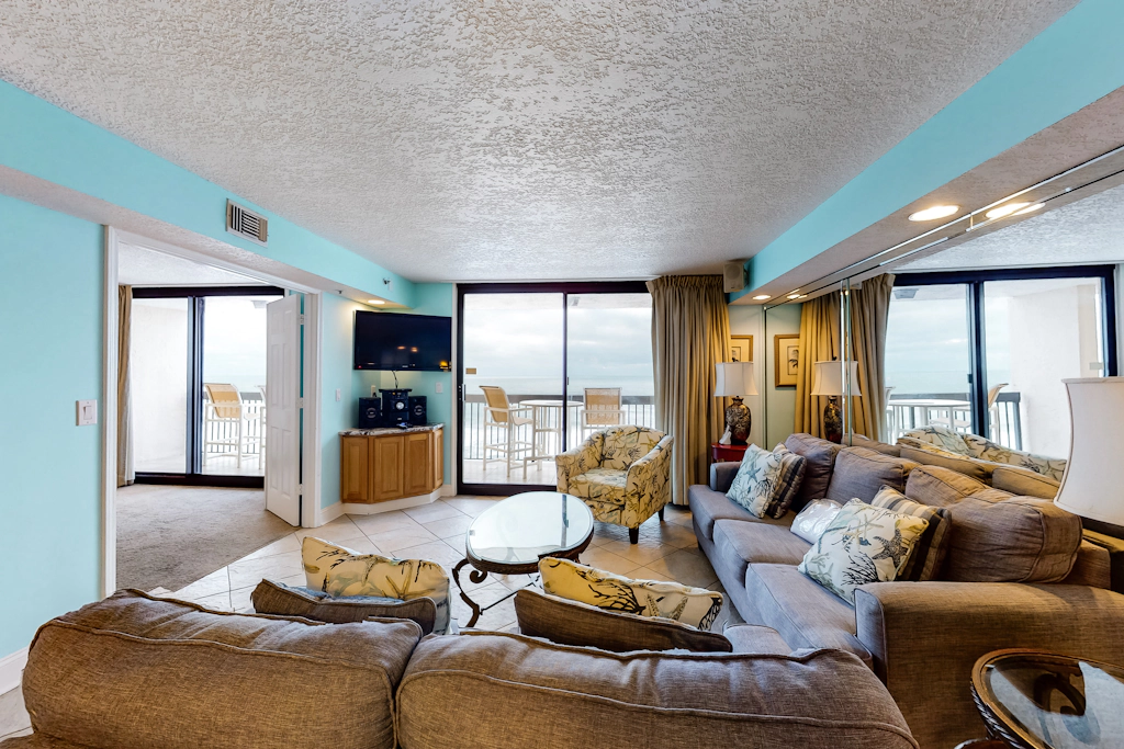 All-suite condo with pool, hot tub, sauna, free WiFi & central AC