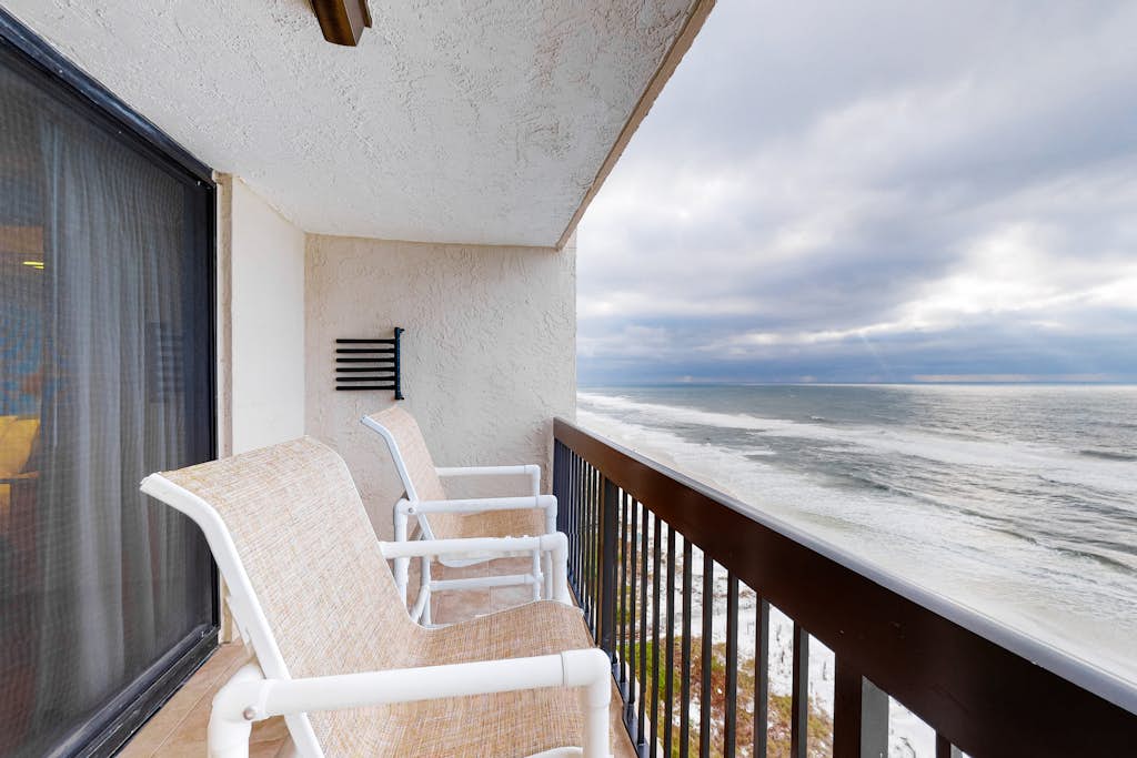 All-suite condo with pool, hot tub, sauna, free WiFi & central AC