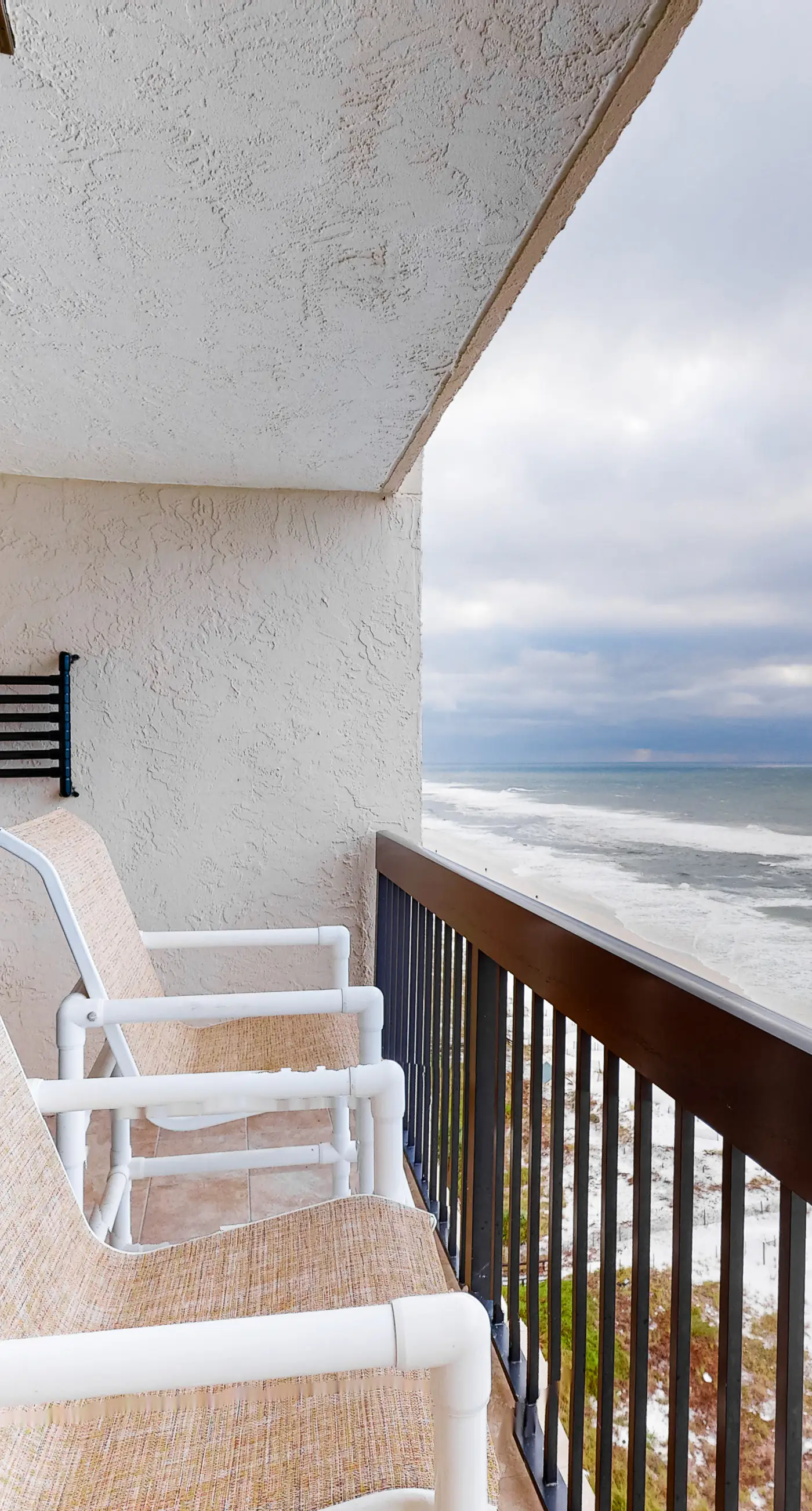 All-suite condo with pool, hot tub, sauna, free WiFi & central AC