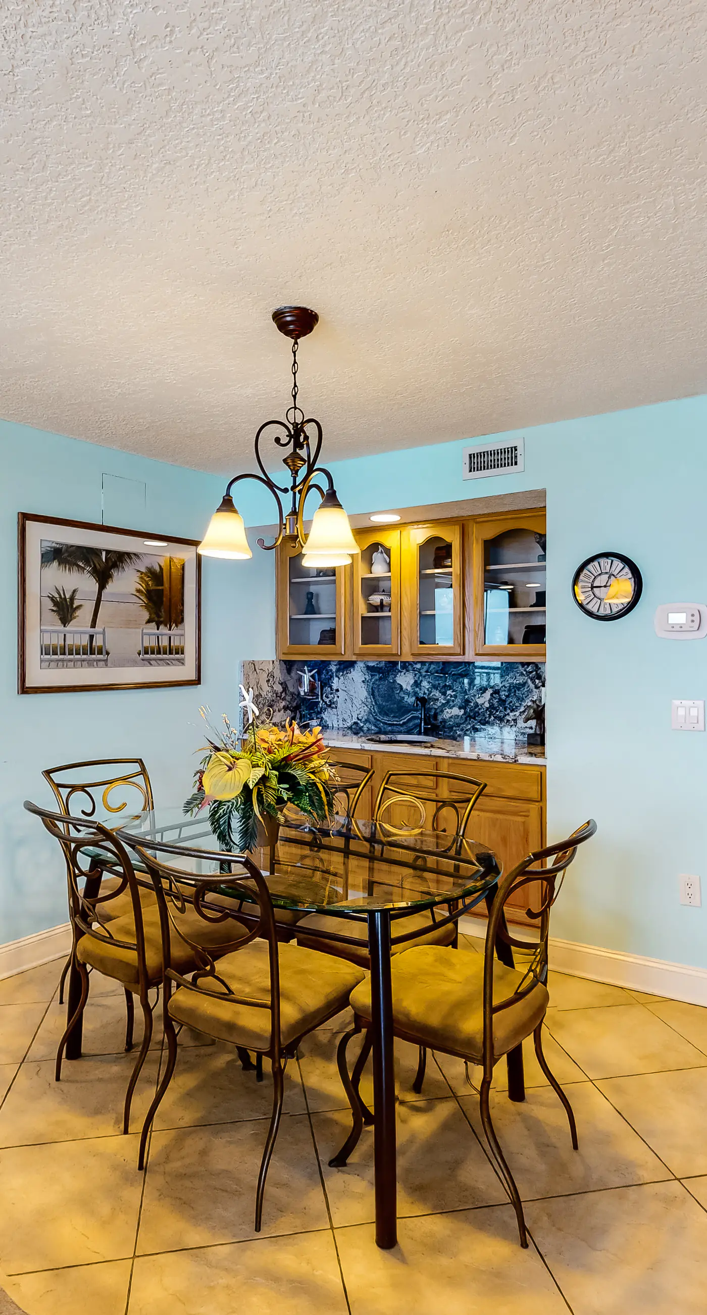All-suite condo with pool, hot tub, sauna, free WiFi & central AC