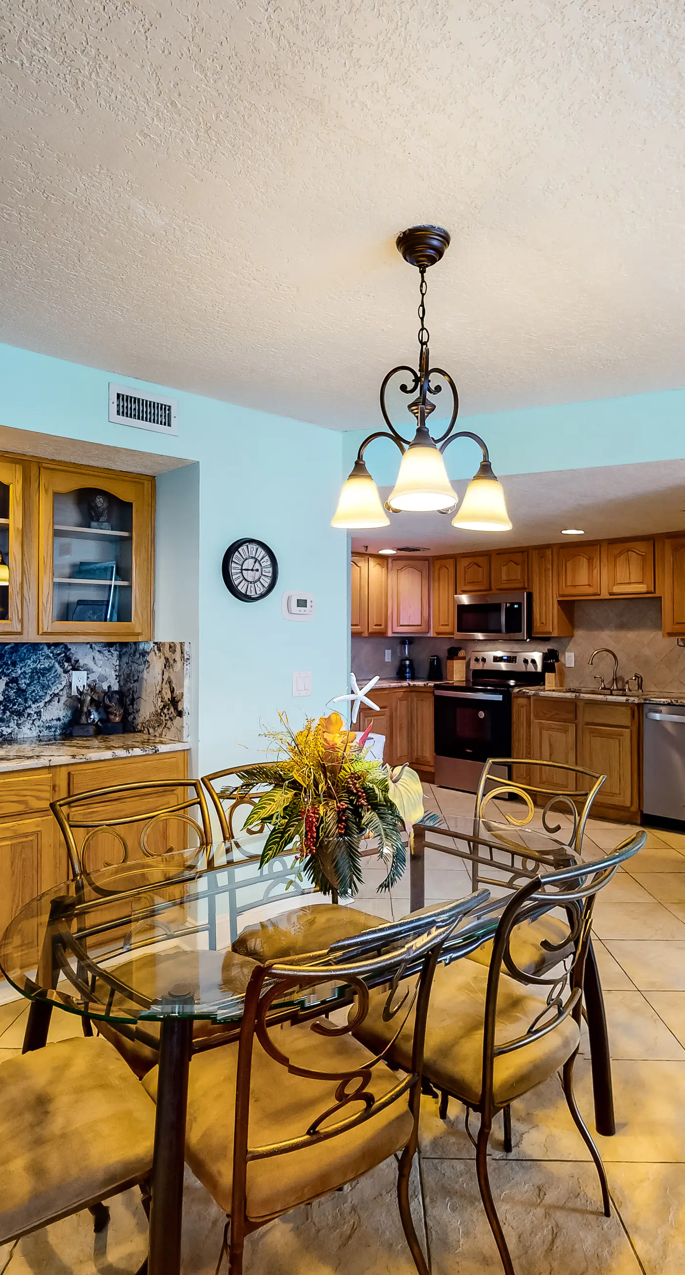 All-suite condo with pool, hot tub, sauna, free WiFi & central AC
