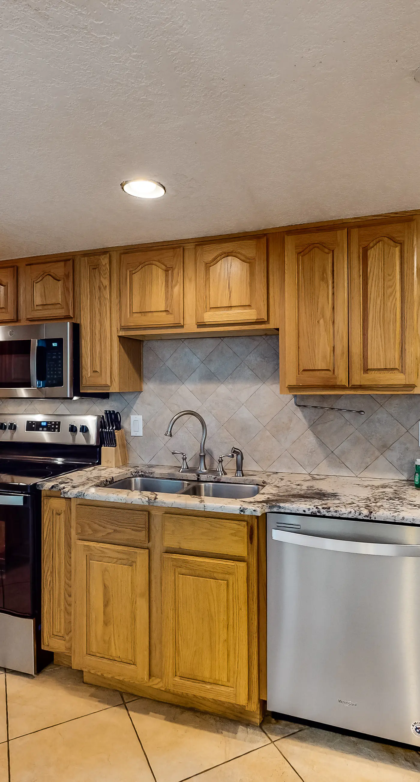 All-suite condo with pool, hot tub, sauna, free WiFi & central AC