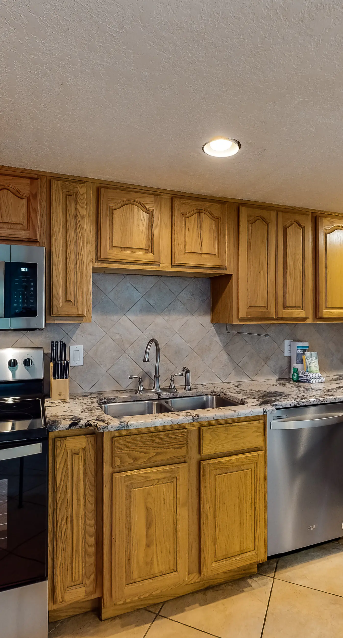 All-suite condo with pool, hot tub, sauna, free WiFi & central AC