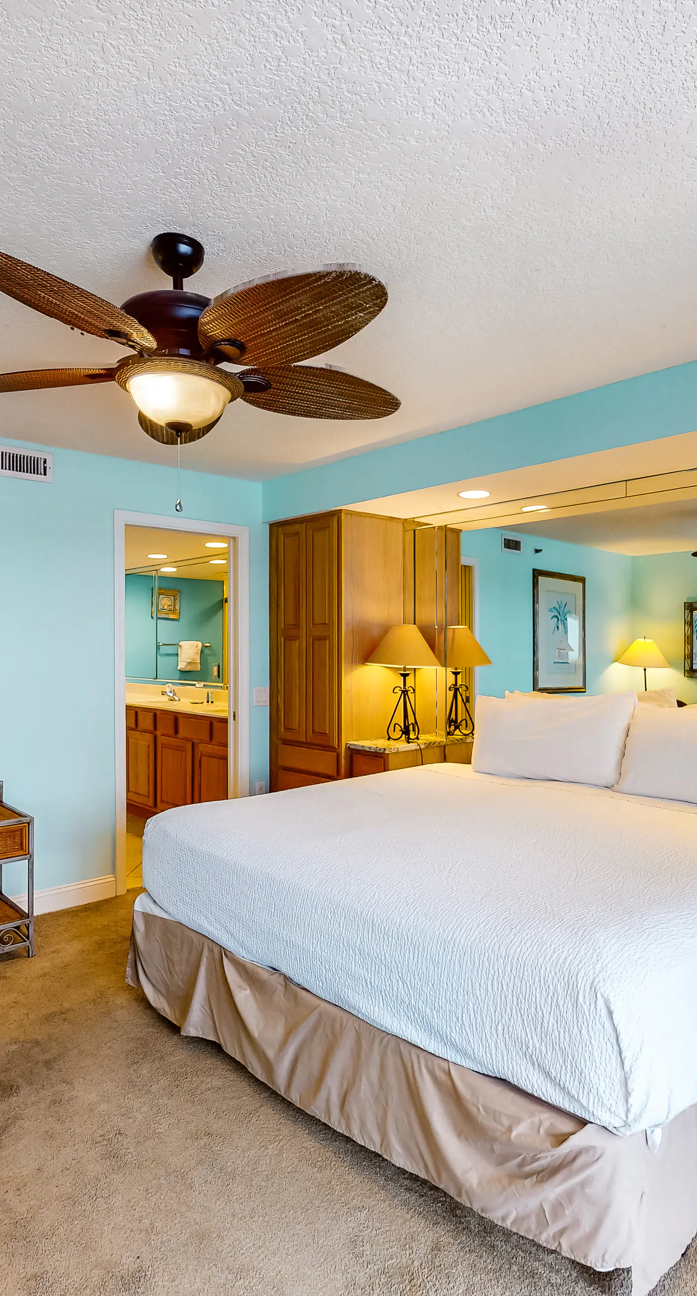 All-suite condo with pool, hot tub, sauna, free WiFi & central AC