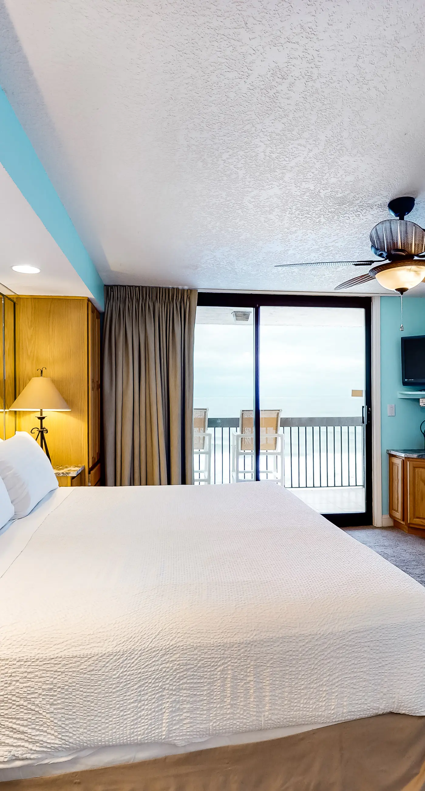 All-suite condo with pool, hot tub, sauna, free WiFi & central AC