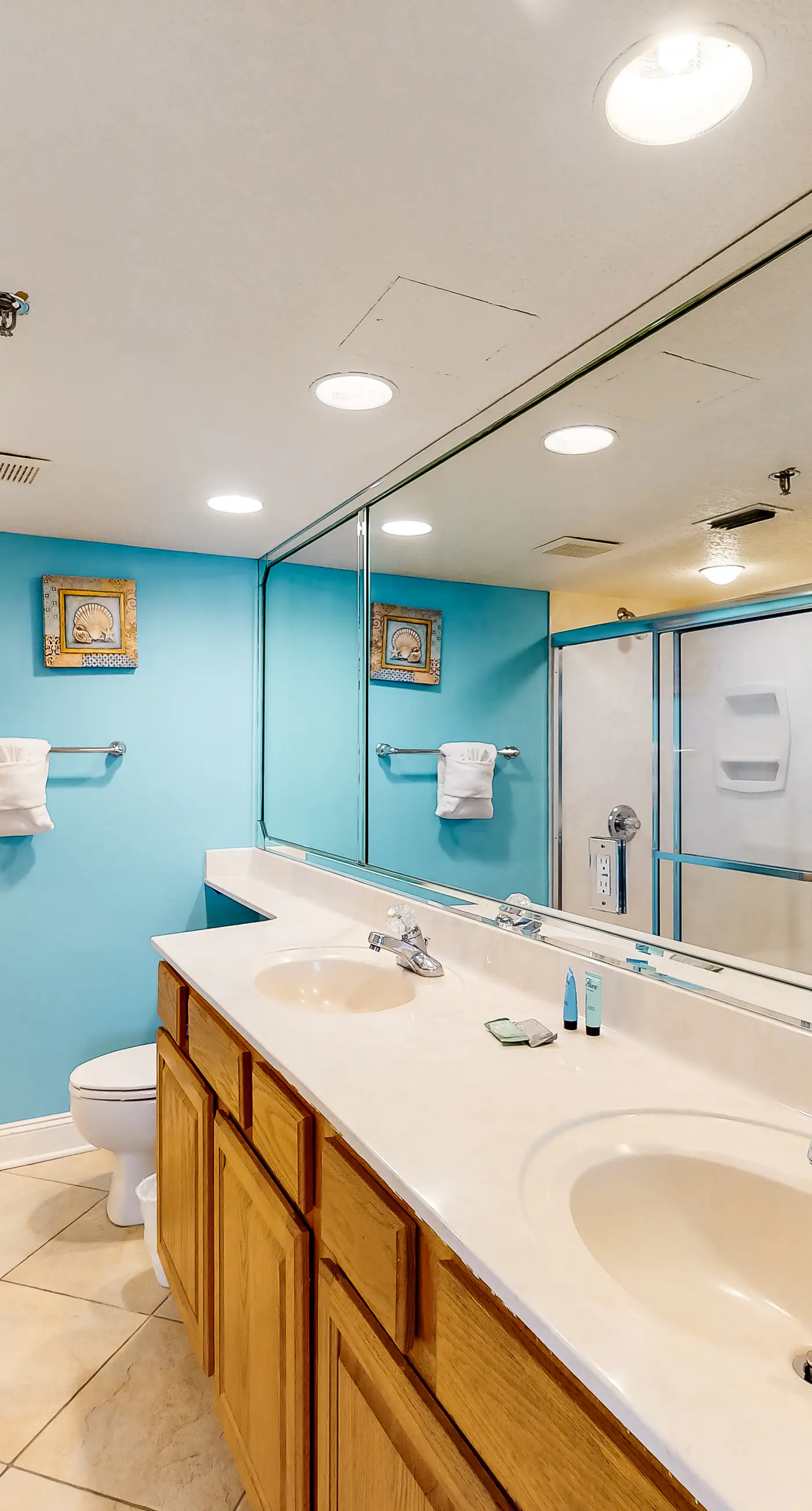 All-suite condo with pool, hot tub, sauna, free WiFi & central AC