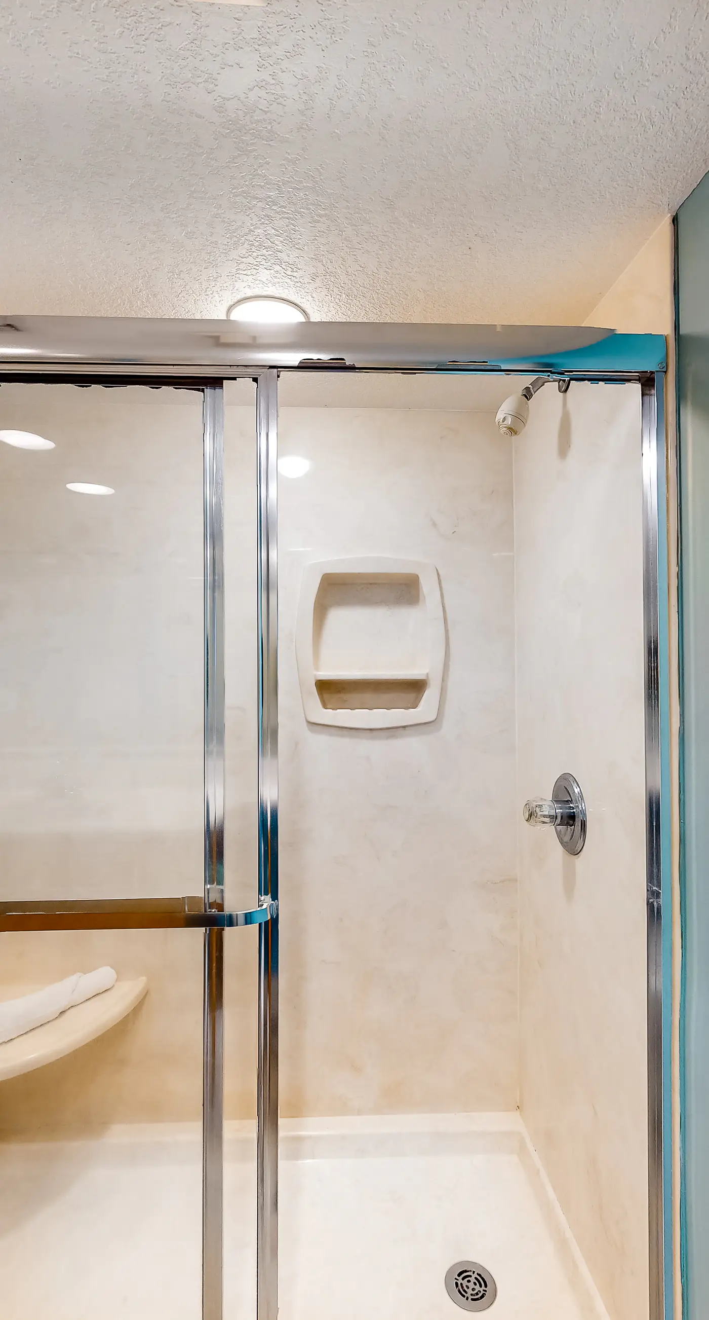 All-suite condo with pool, hot tub, sauna, free WiFi & central AC