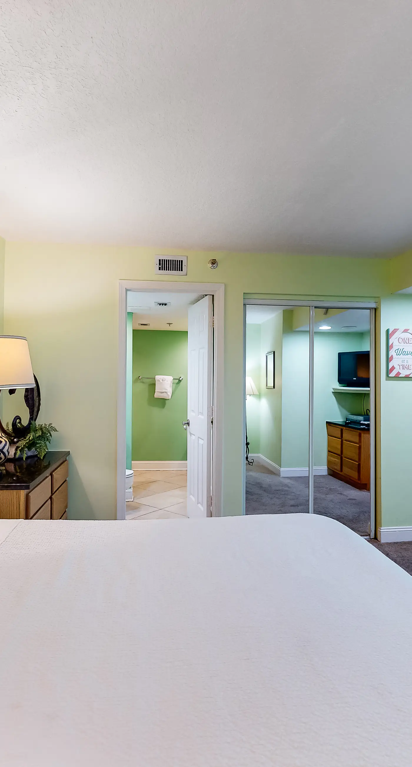 All-suite condo with pool, hot tub, sauna, free WiFi & central AC