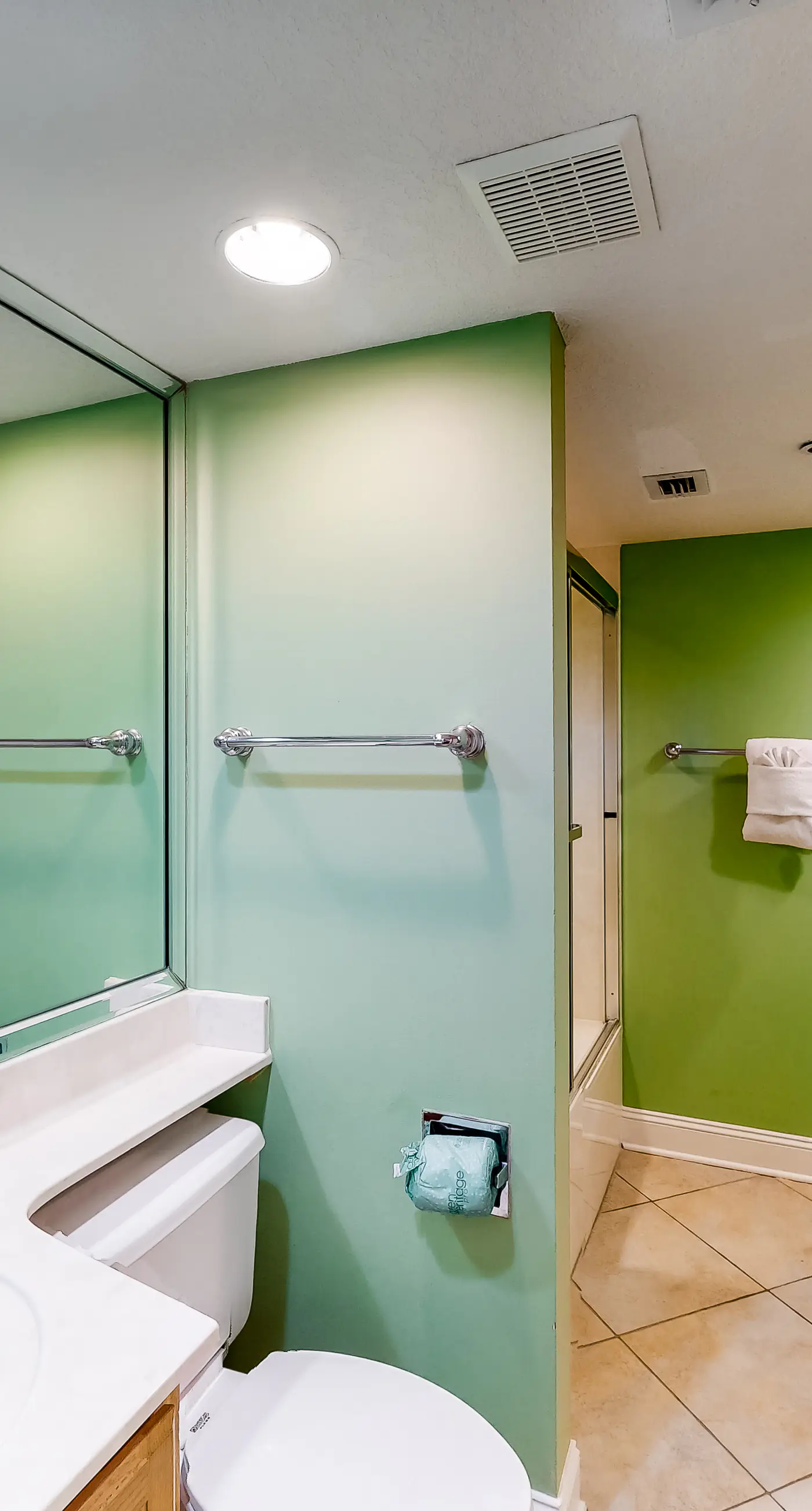 All-suite condo with pool, hot tub, sauna, free WiFi & central AC