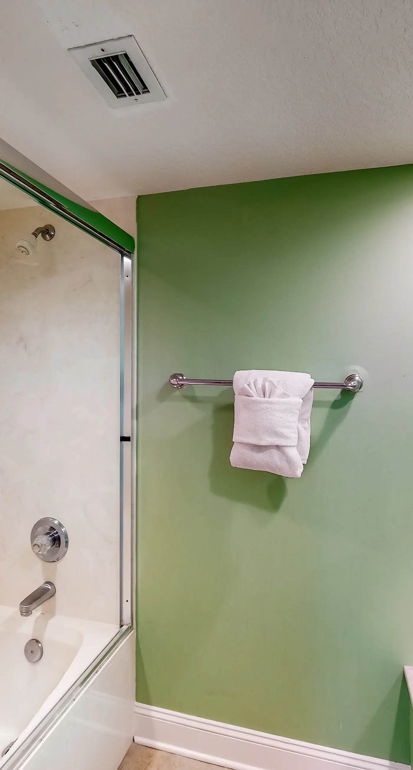 All-suite condo with pool, hot tub, sauna, free WiFi & central AC