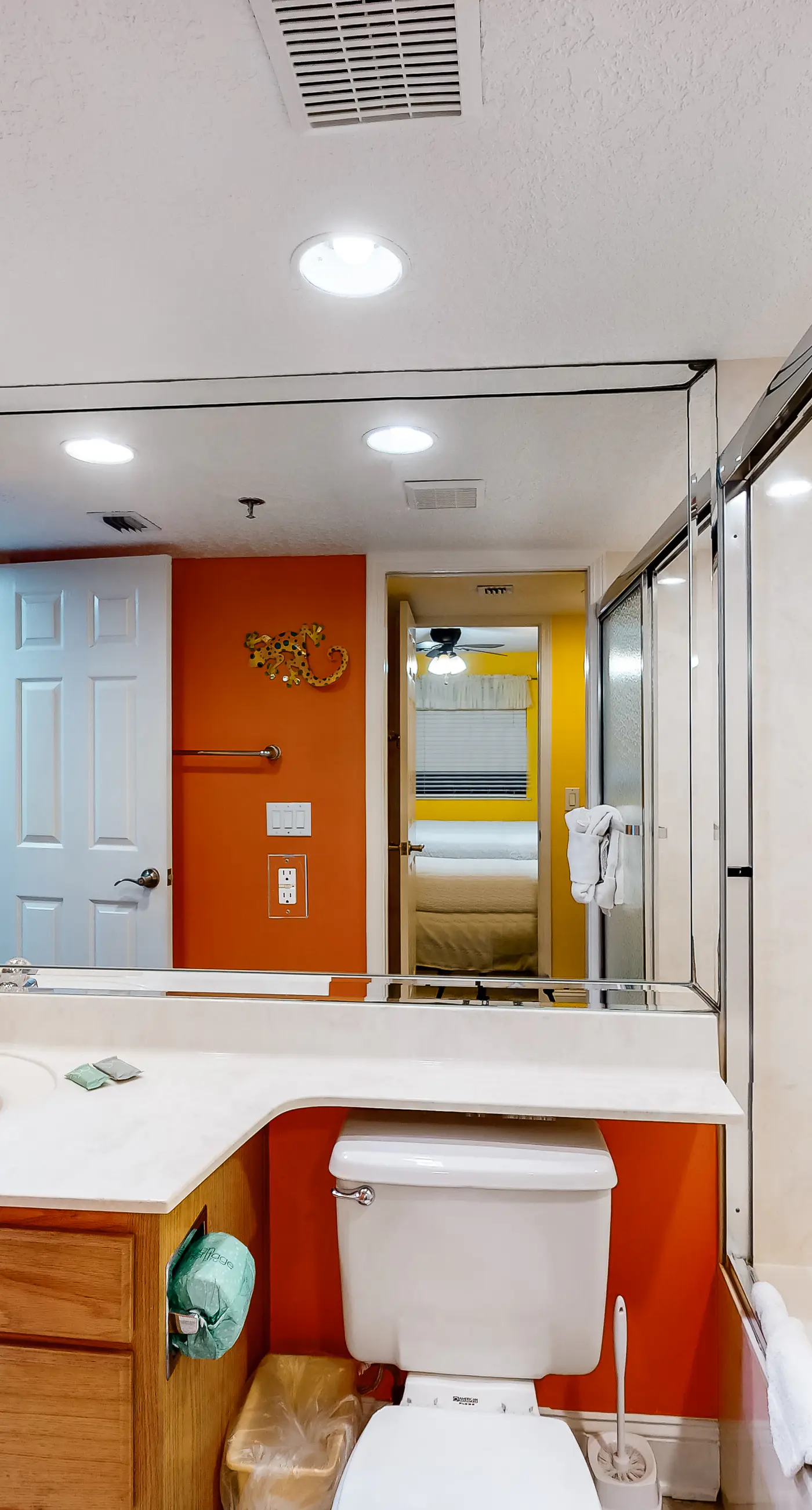 All-suite condo with pool, hot tub, sauna, free WiFi & central AC