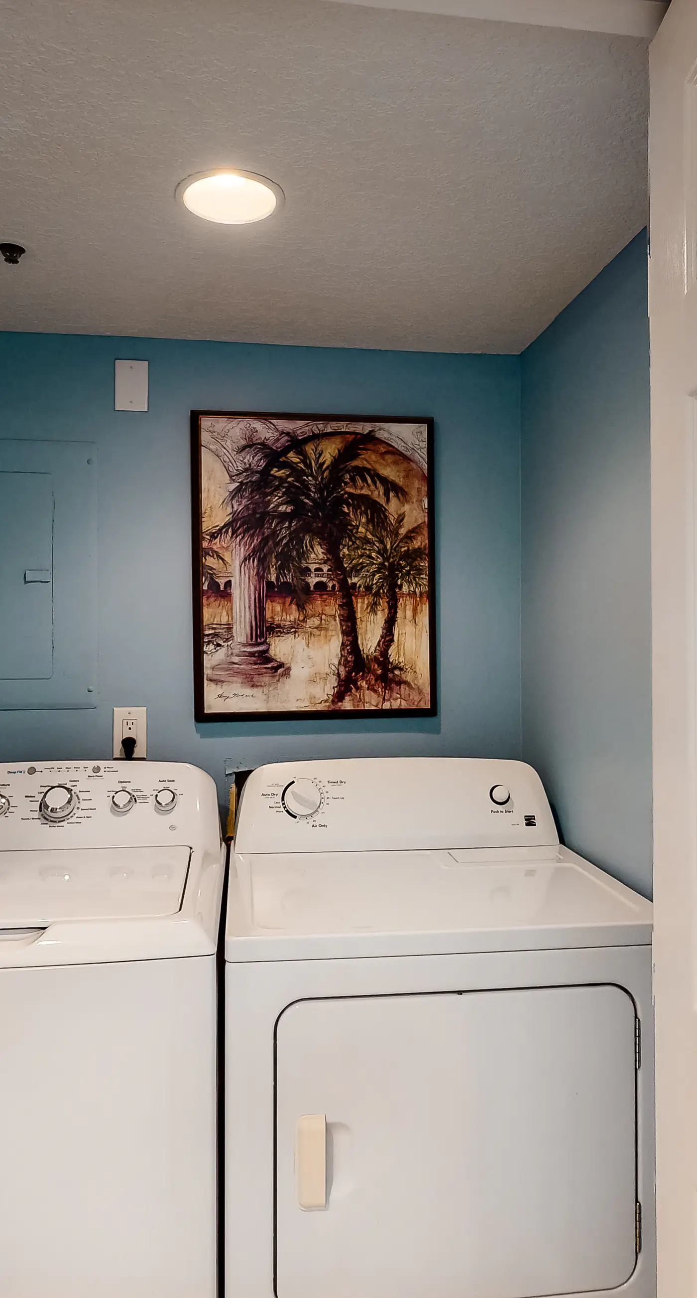 All-suite condo with pool, hot tub, sauna, free WiFi & central AC