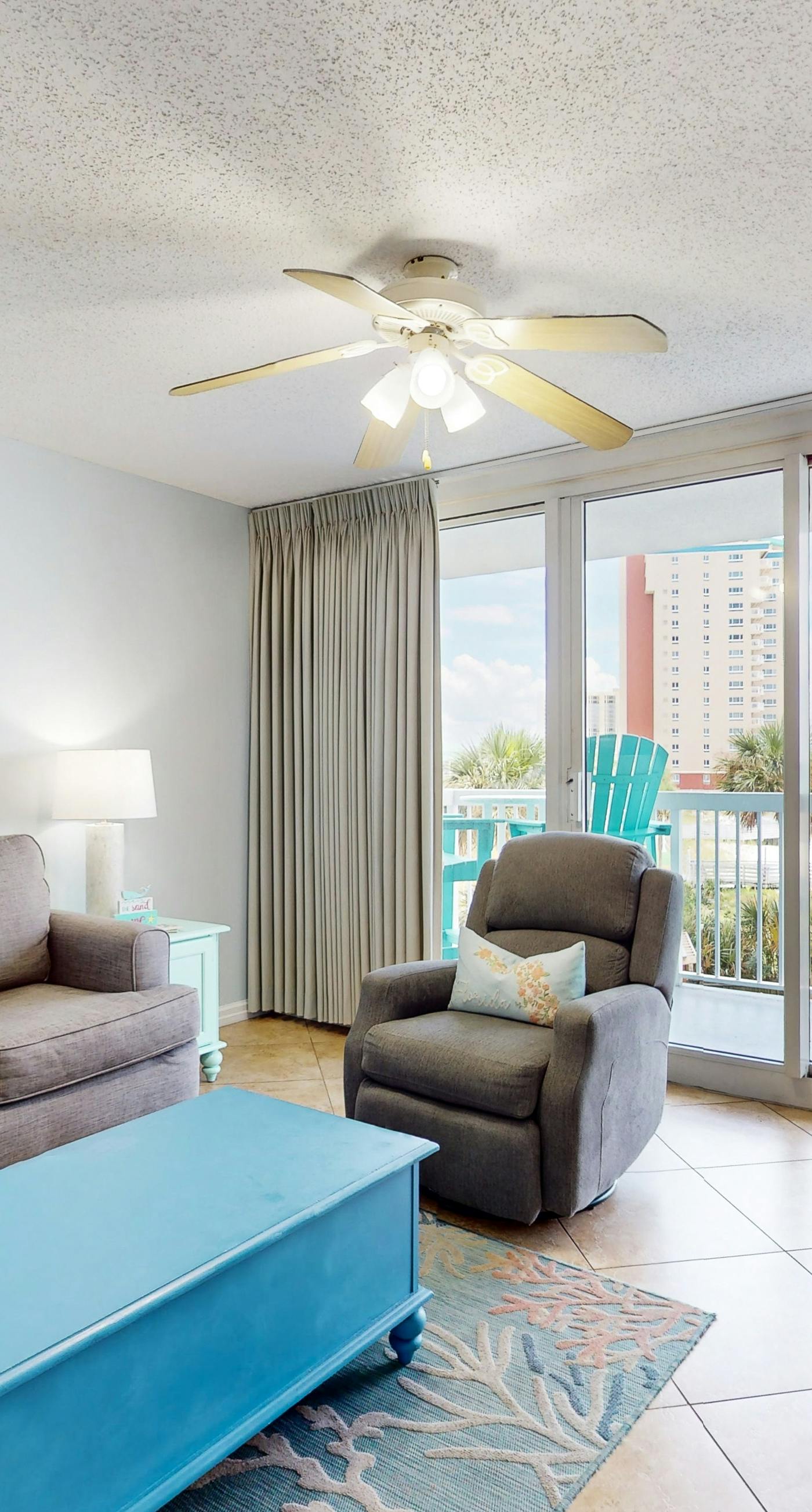 Oceanfront 3rd-floor condo with balcony, W/D, pool & hot tub - snowbird-friendly