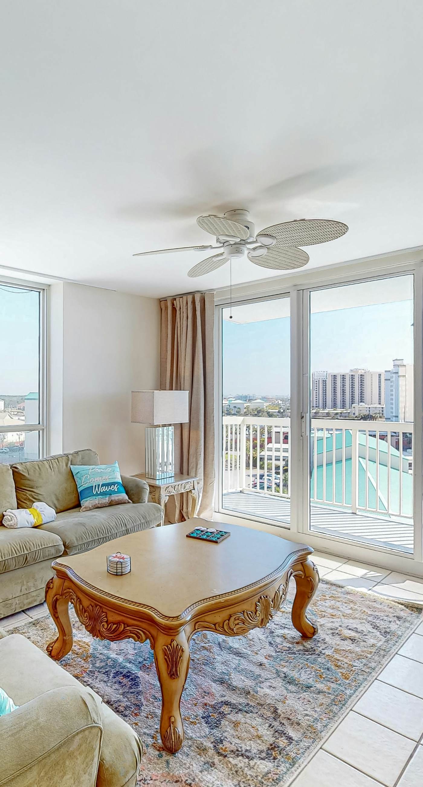 8th-floor condo with balcony, ocean view, W/D, pools & hot tub