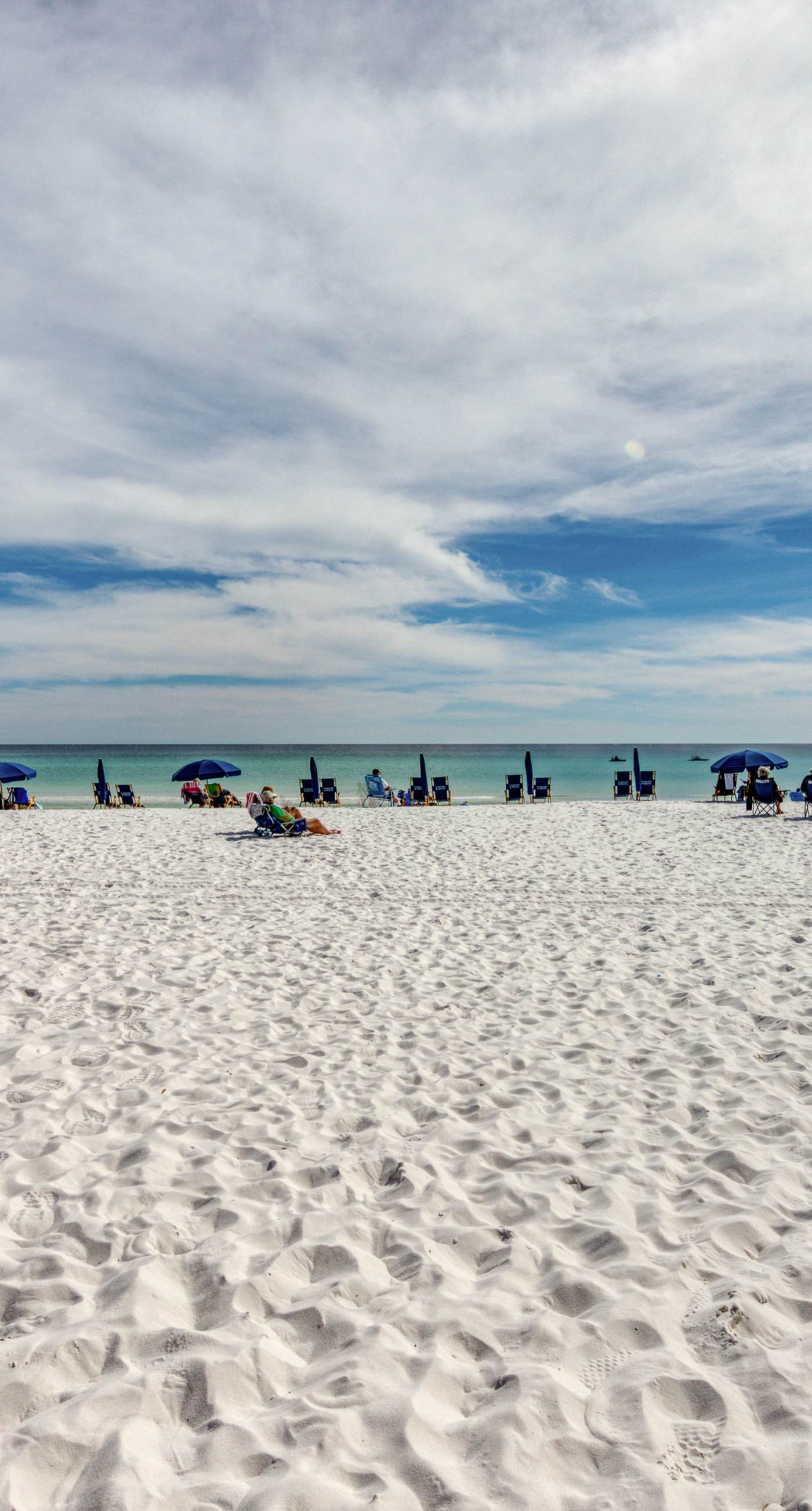 8th-floor condo with balcony, ocean view, W/D, pools & hot tub