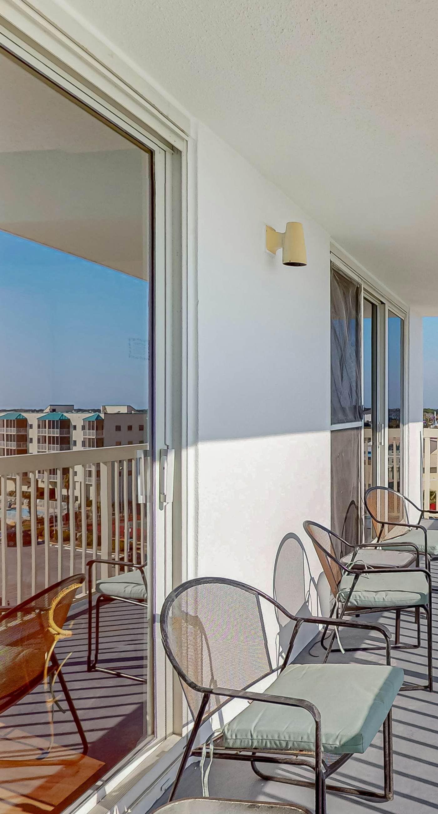 8th-floor condo with balcony, ocean view, W/D, pools & hot tub