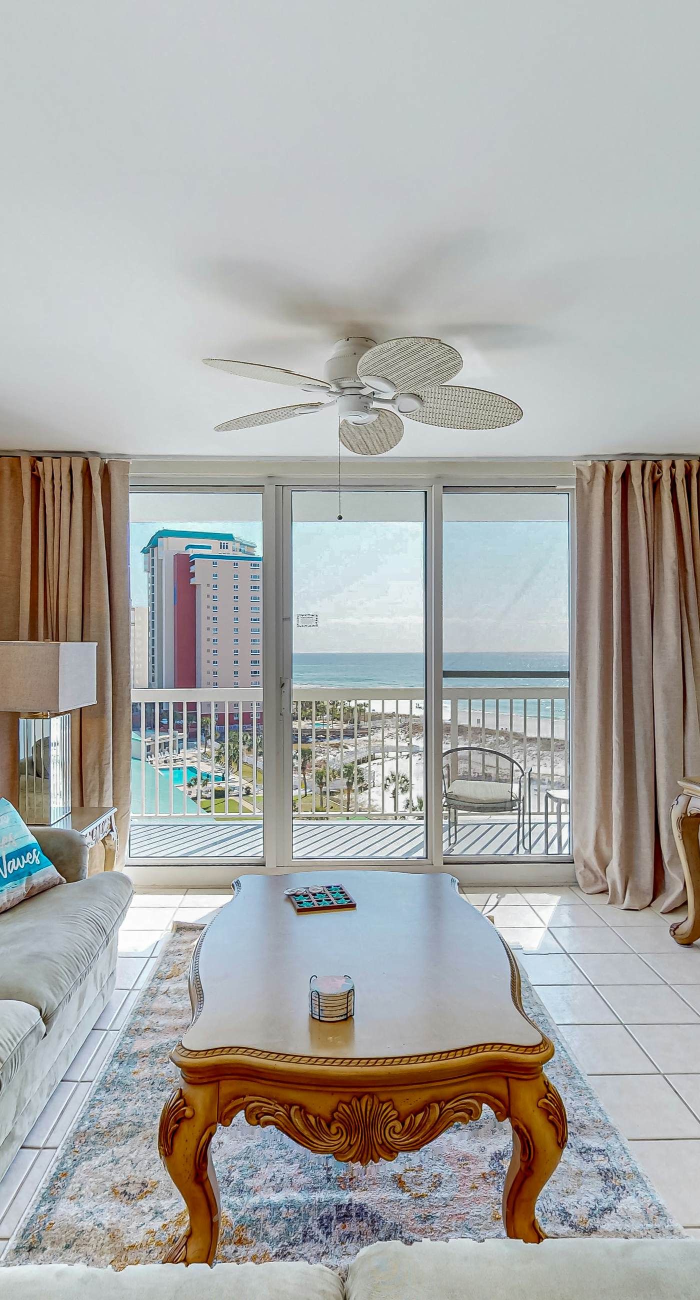 8th-floor condo with balcony, ocean view, W/D, pools & hot tub