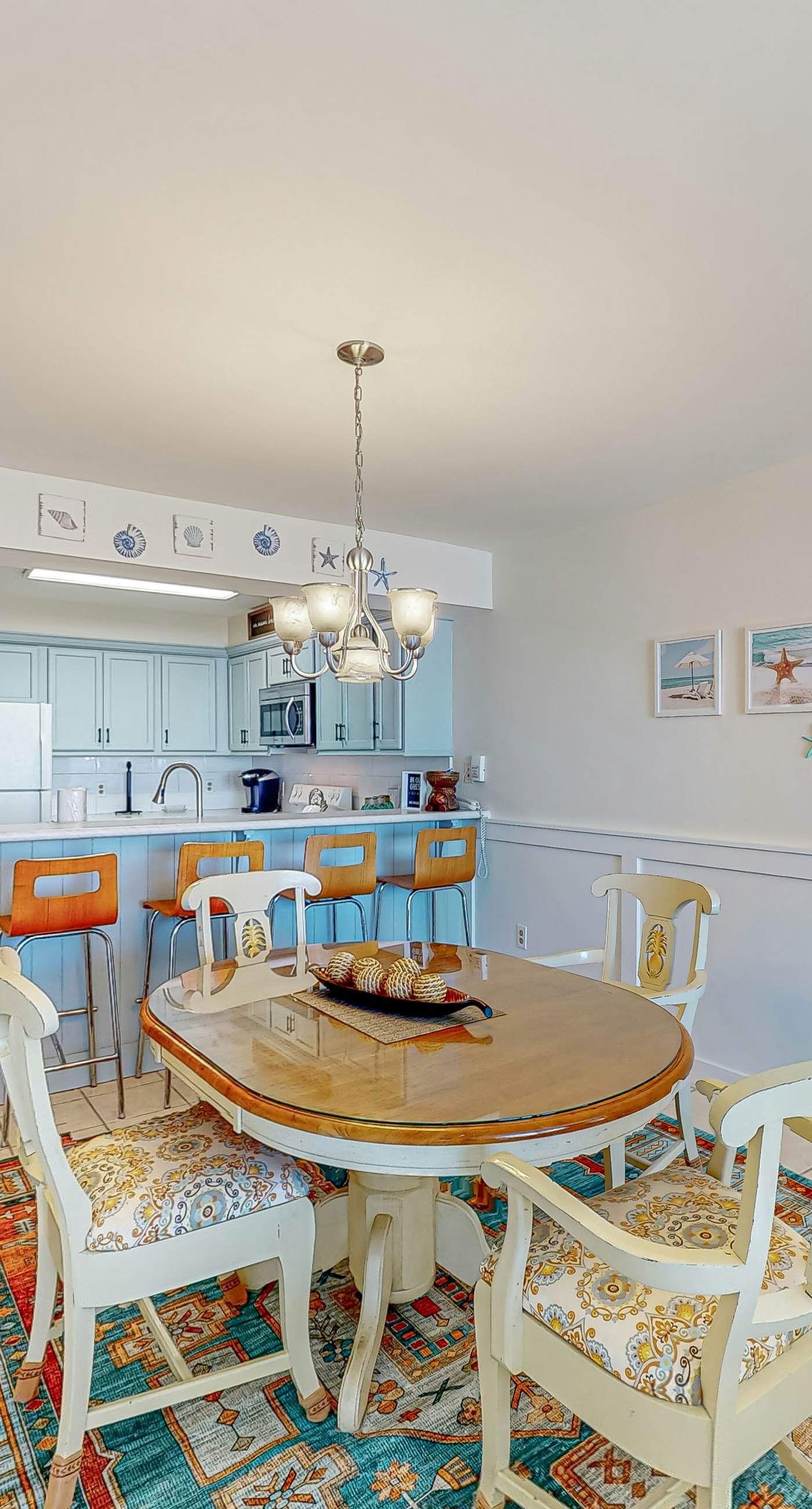 8th-floor condo with balcony, ocean view, W/D, pools & hot tub