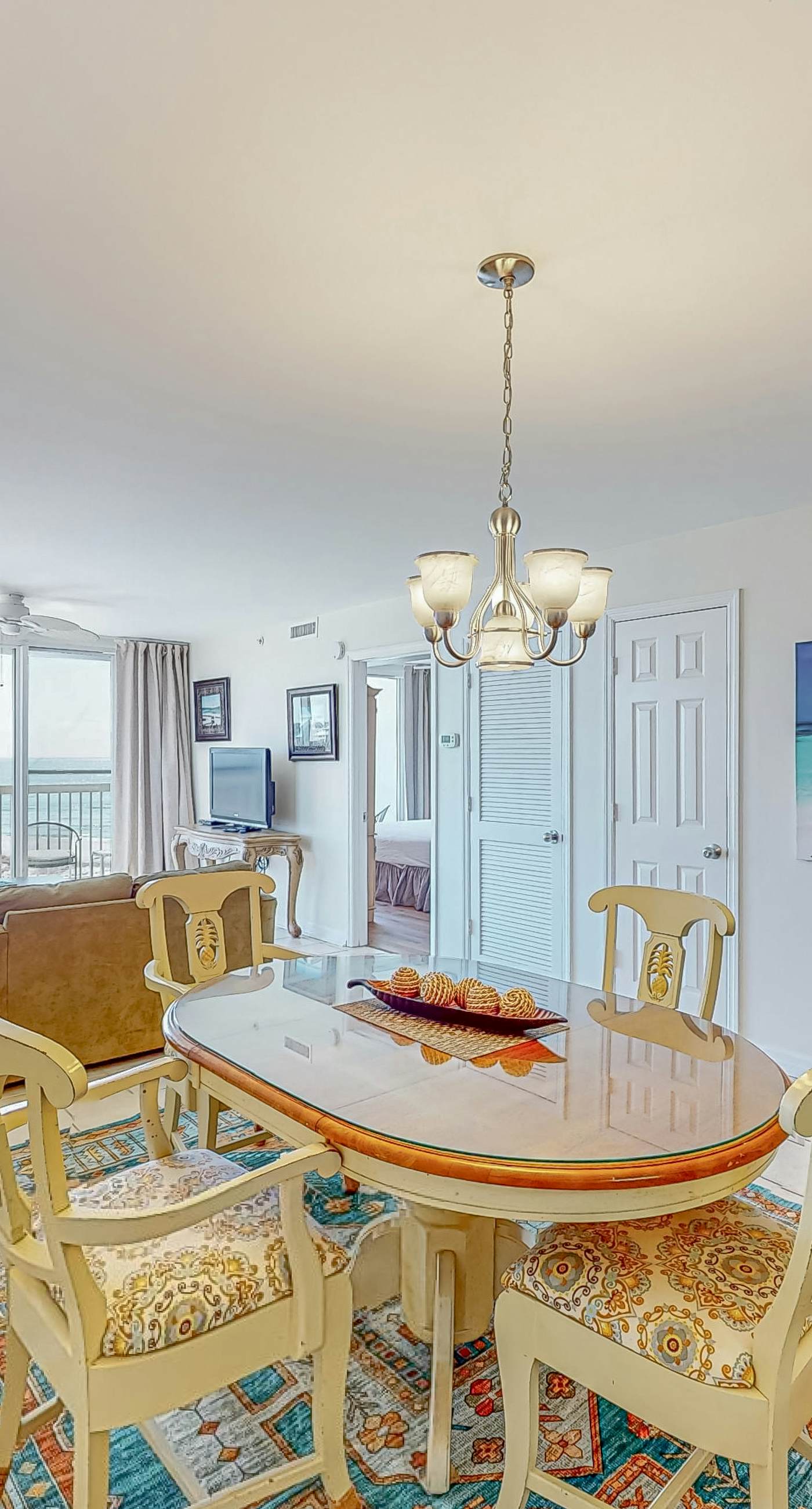 8th-floor condo with balcony, ocean view, W/D, pools & hot tub