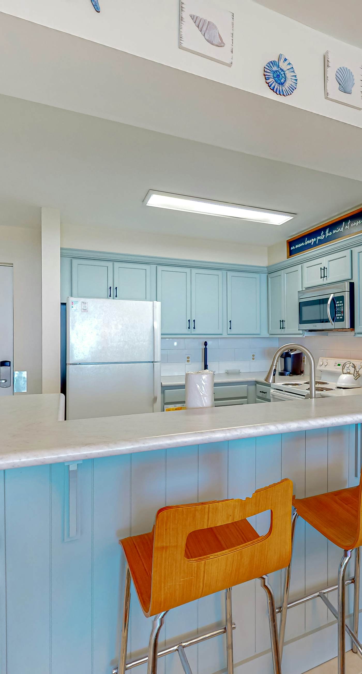 8th-floor condo with balcony, ocean view, W/D, pools & hot tub