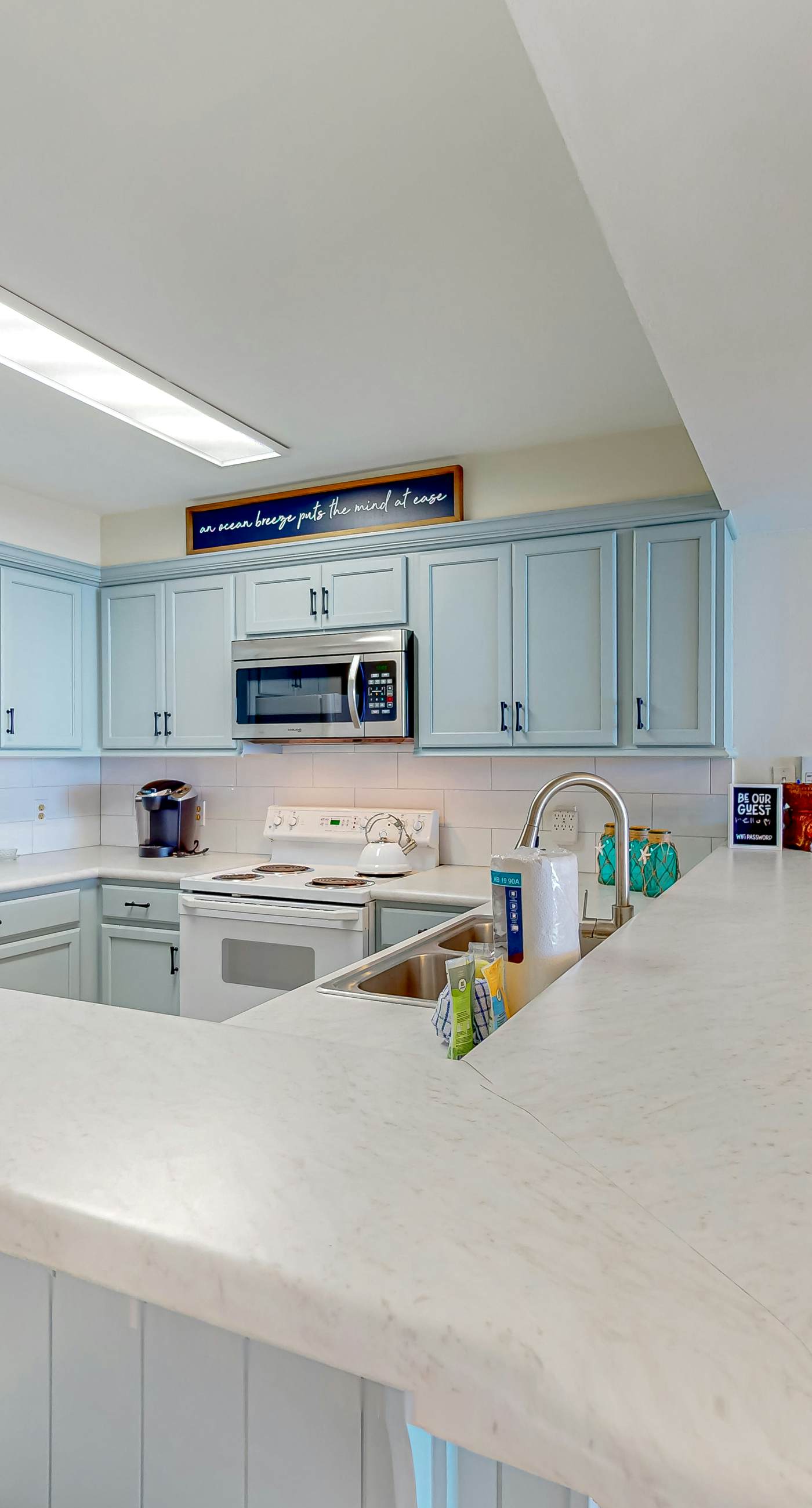 8th-floor condo with balcony, ocean view, W/D, pools & hot tub