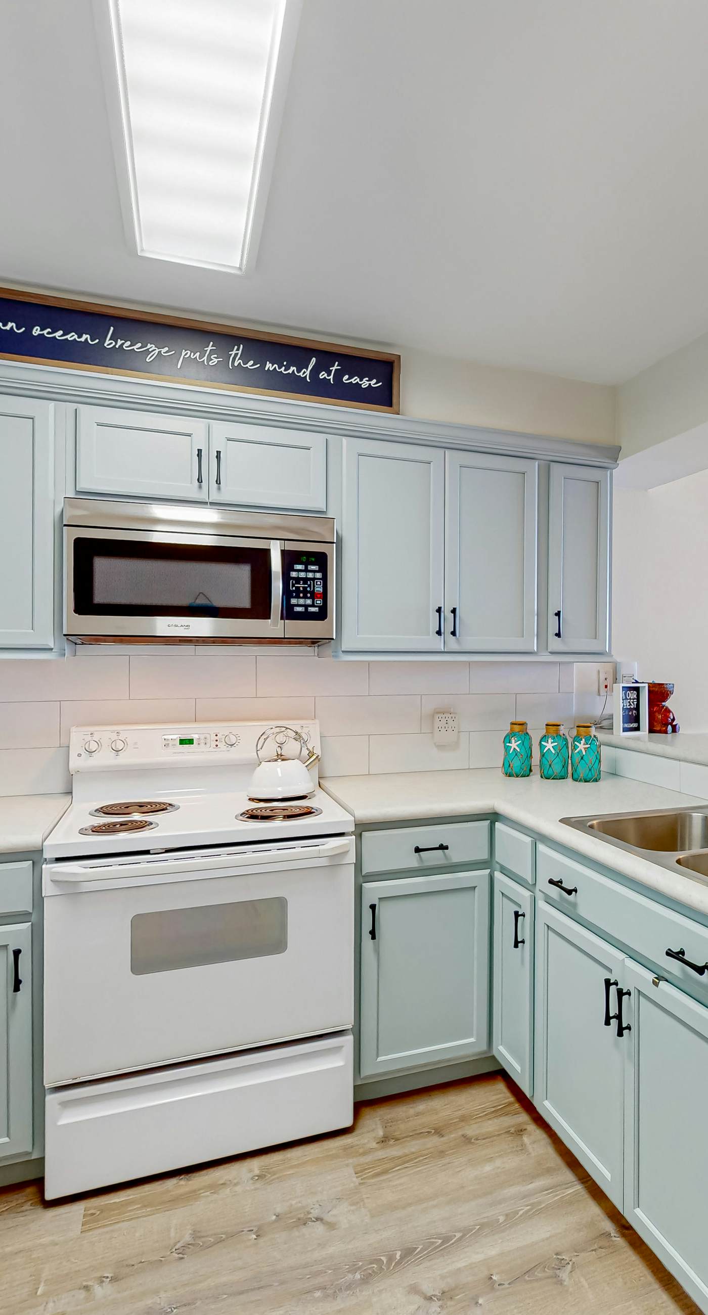 8th-floor condo with balcony, ocean view, W/D, pools & hot tub