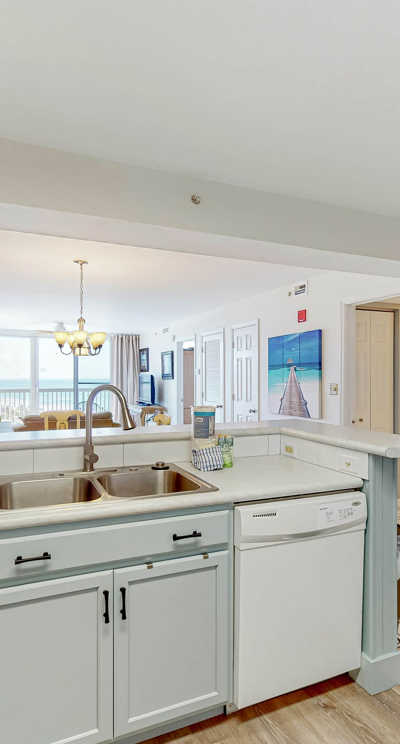 8th-floor condo with balcony, ocean view, W/D, pools & hot tub