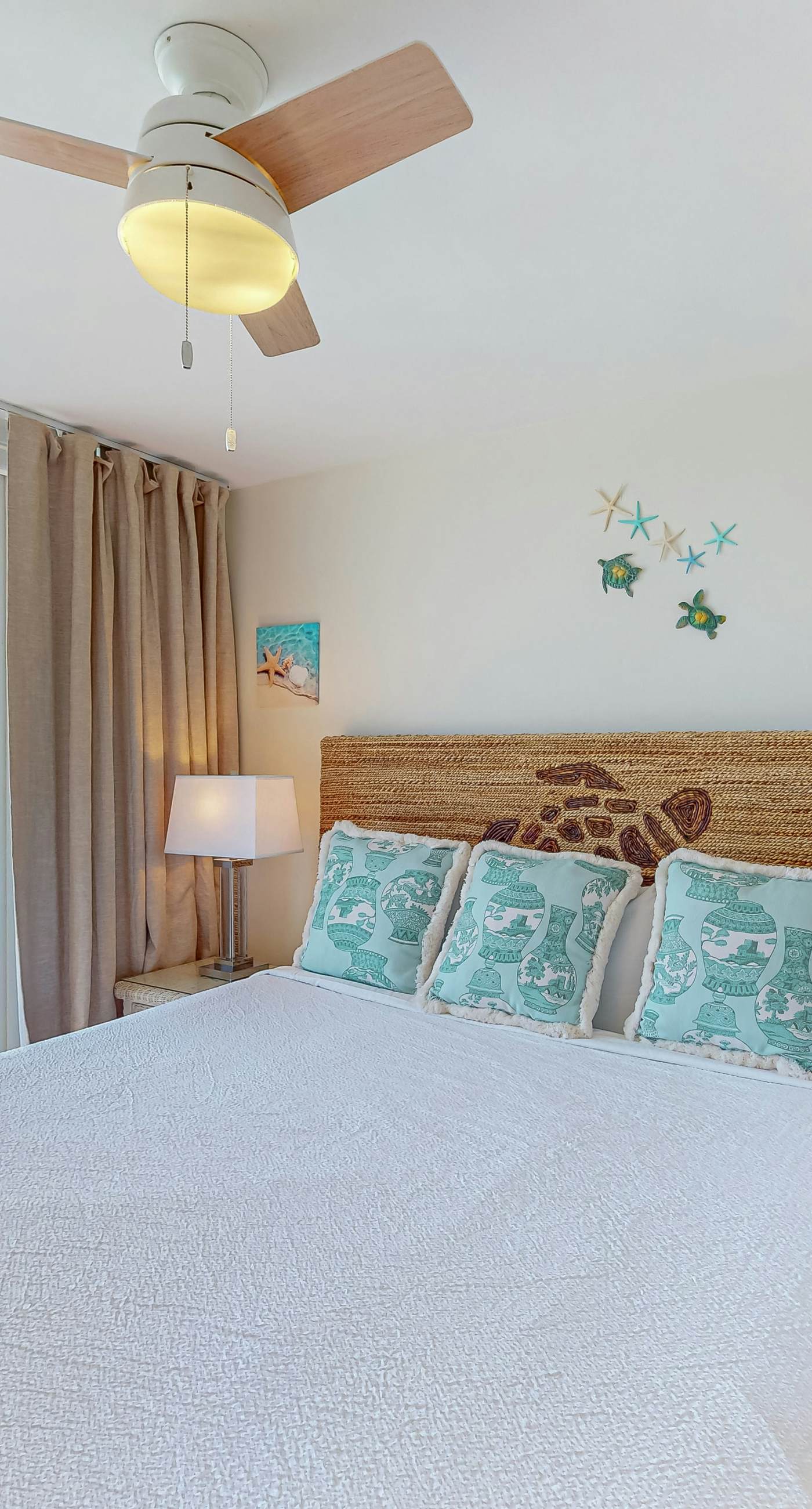 8th-floor condo with balcony, ocean view, W/D, pools & hot tub