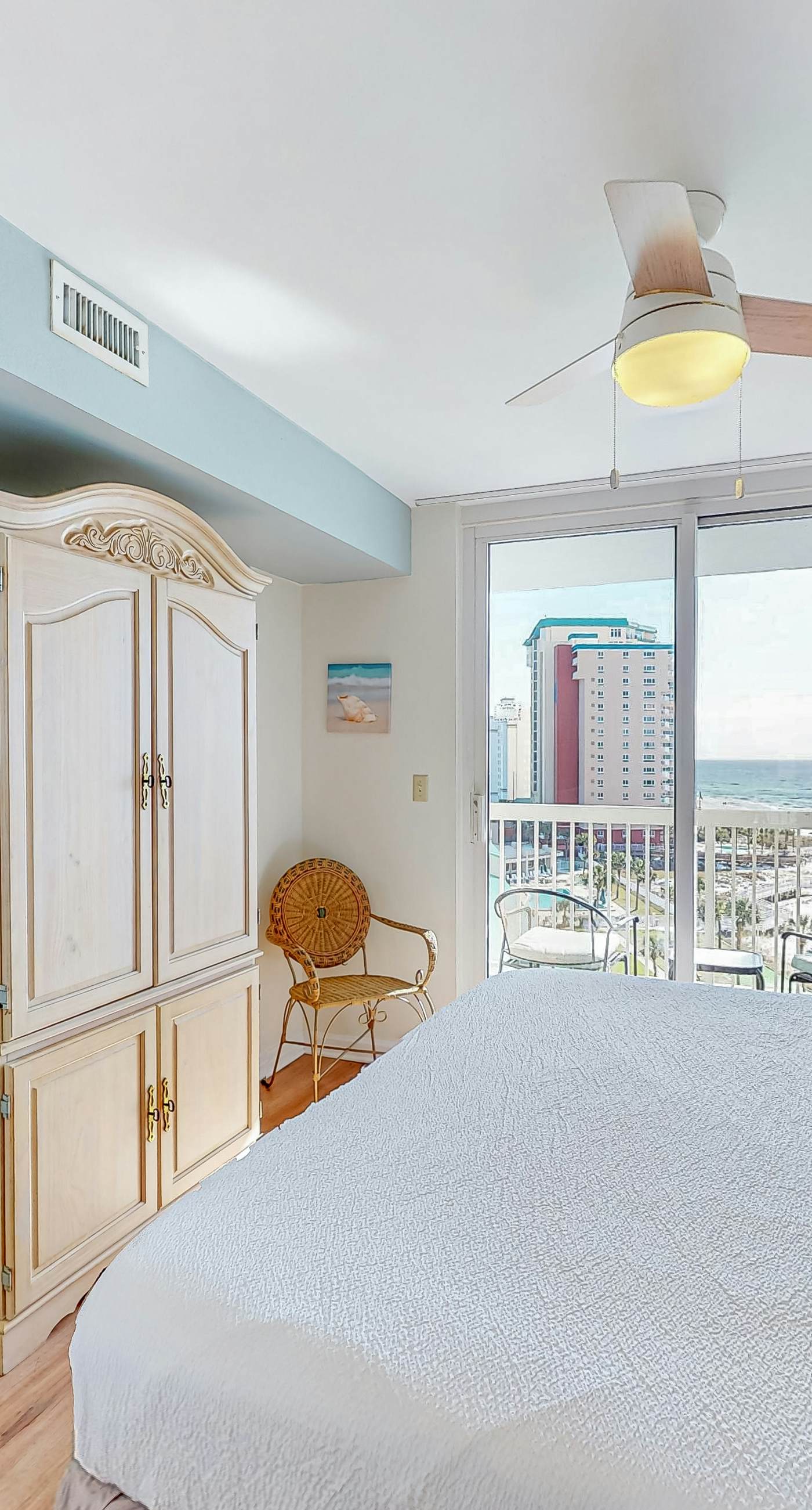 8th-floor condo with balcony, ocean view, W/D, pools & hot tub