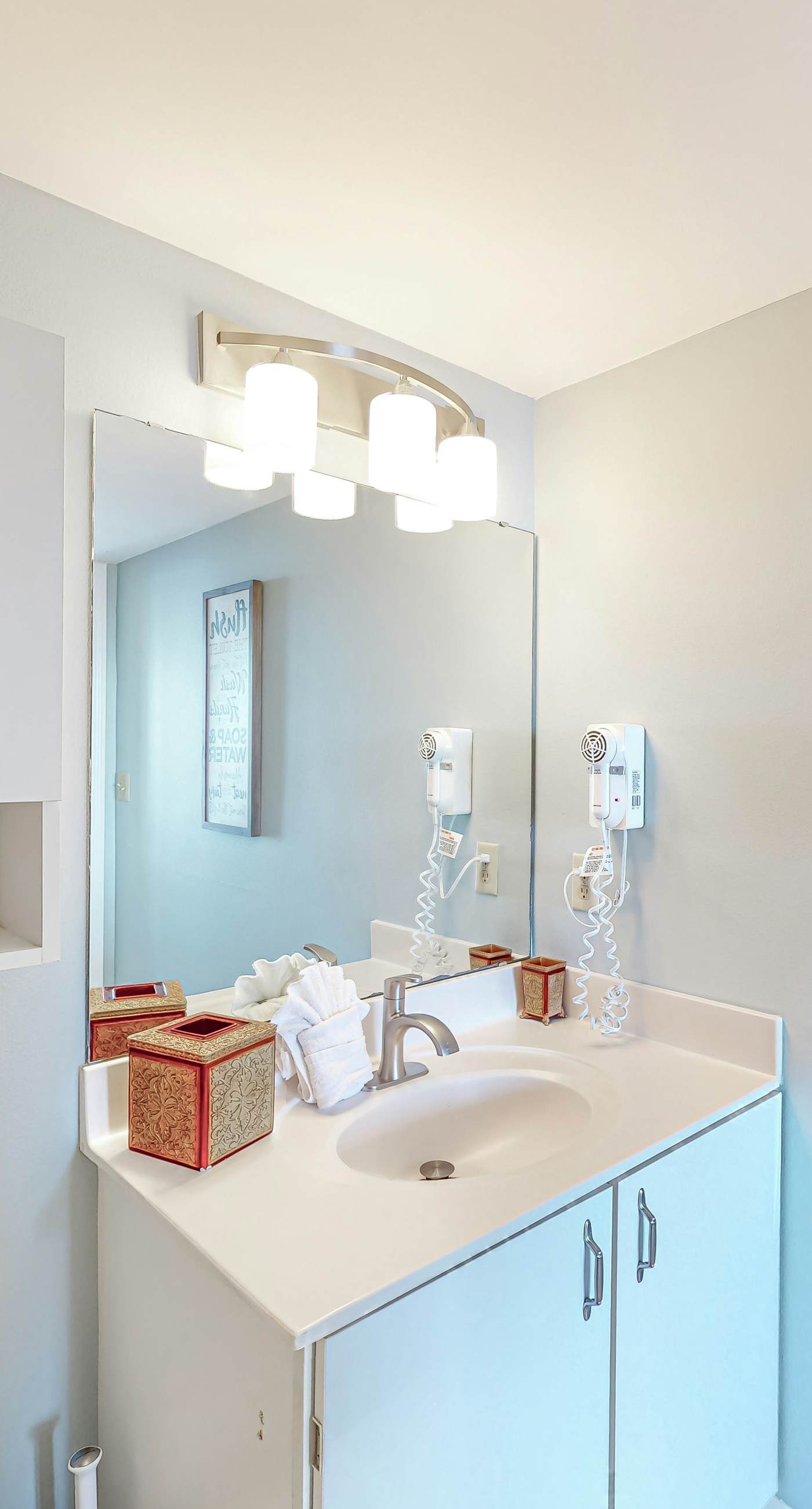 8th-floor condo with balcony, ocean view, W/D, pools & hot tub