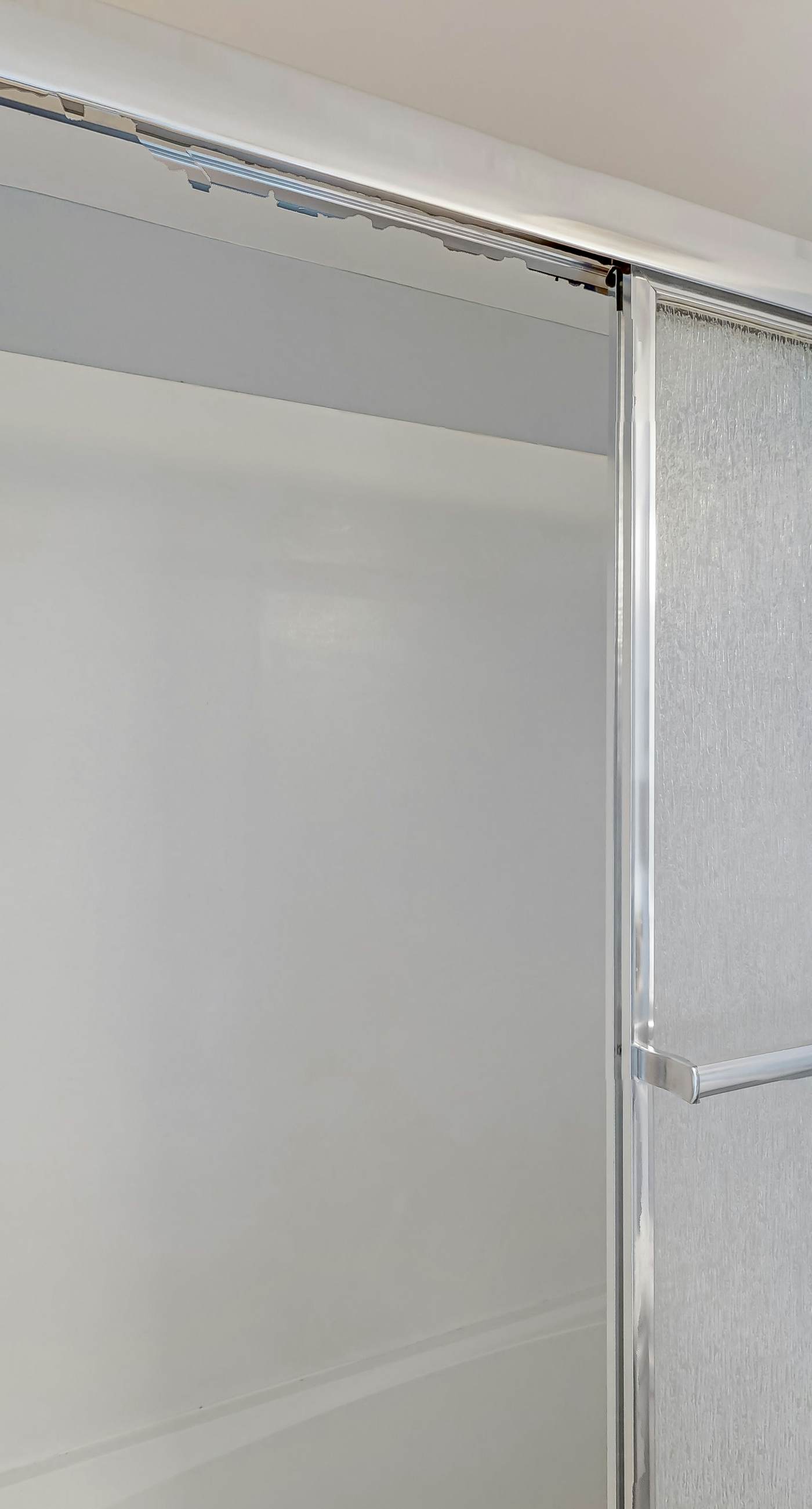 8th-floor condo with balcony, ocean view, W/D, pools & hot tub