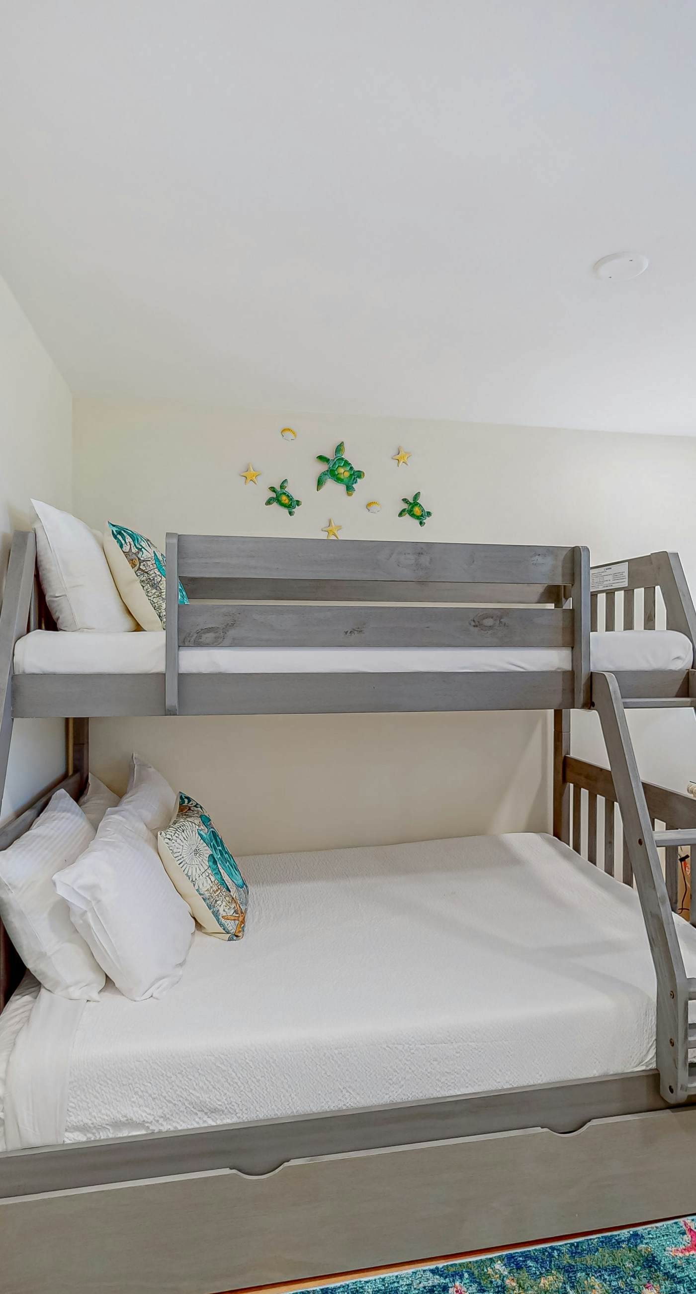 8th-floor condo with balcony, ocean view, W/D, pools & hot tub