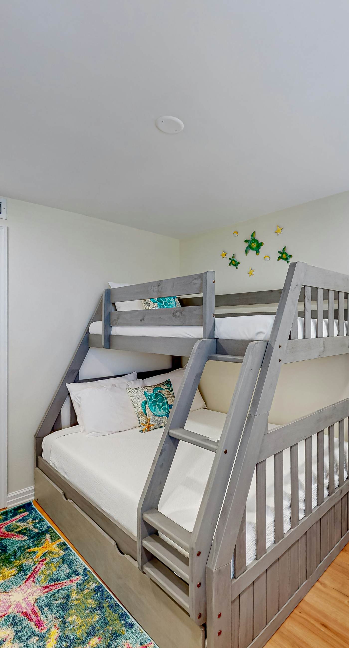 8th-floor condo with balcony, ocean view, W/D, pools & hot tub