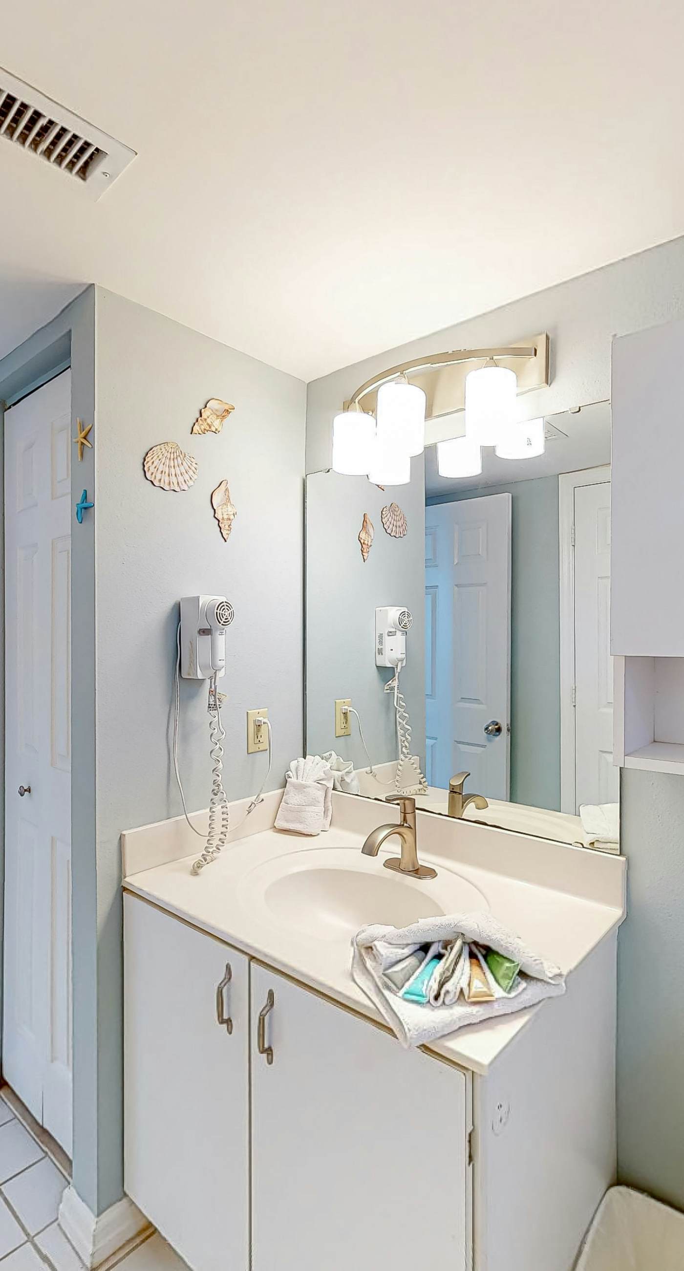 8th-floor condo with balcony, ocean view, W/D, pools & hot tub