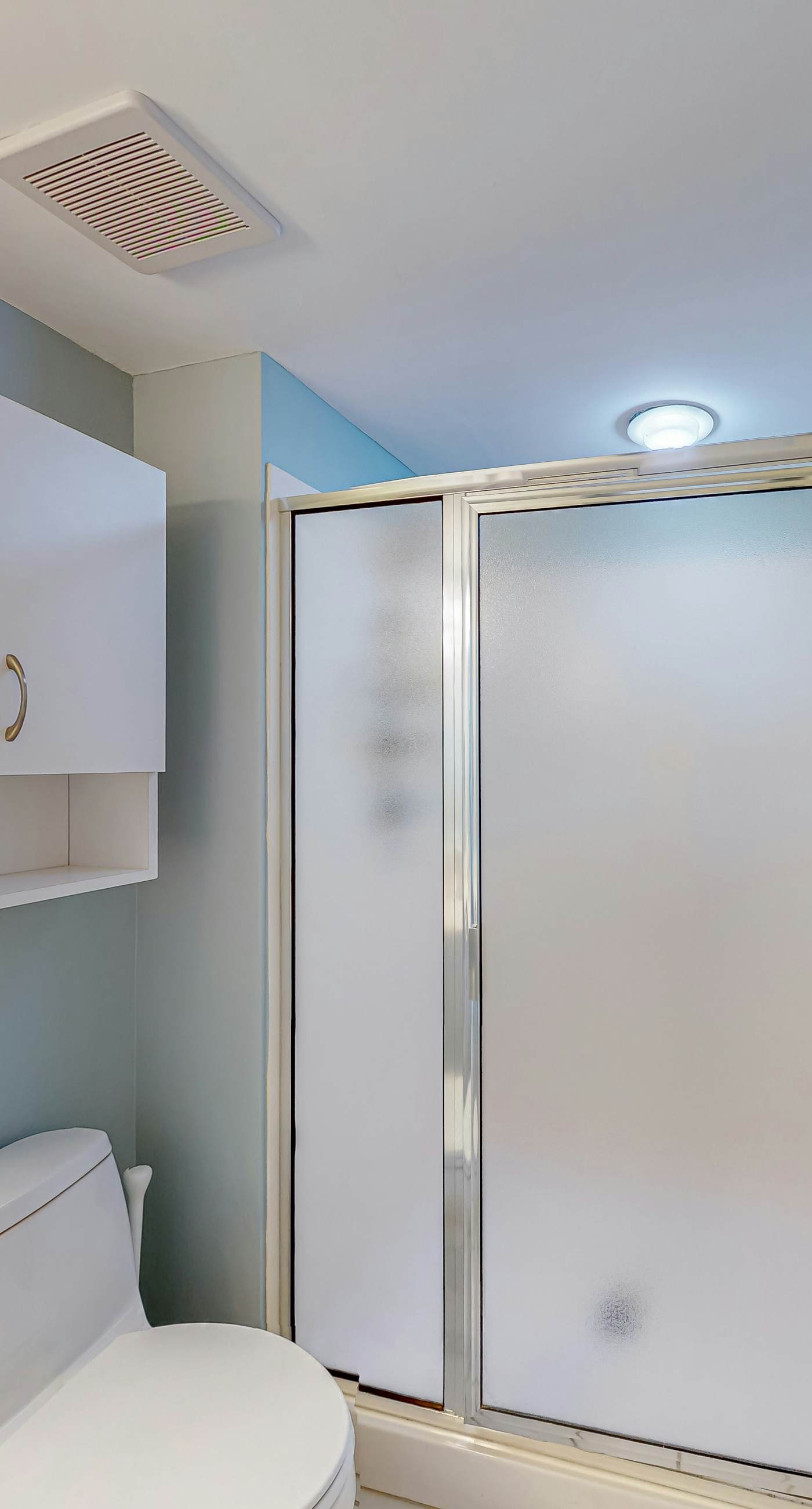 8th-floor condo with balcony, ocean view, W/D, pools & hot tub