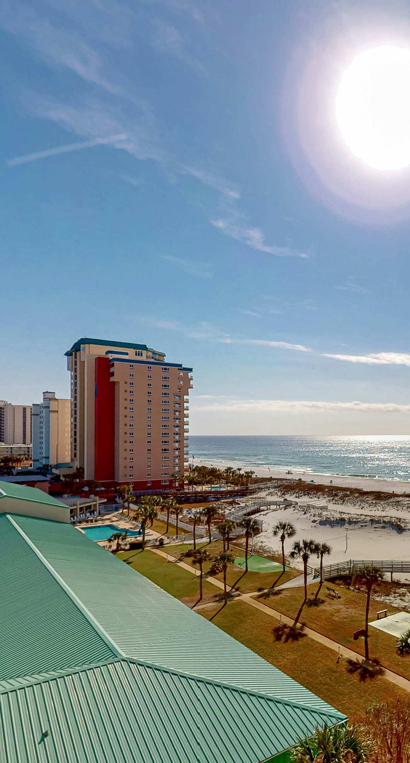 8th-floor condo with balcony, ocean view, W/D, pools & hot tub