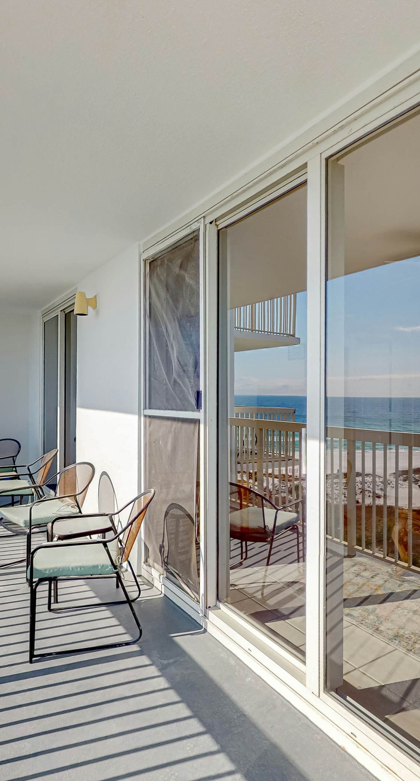 8th-floor condo with balcony, ocean view, W/D, pools & hot tub