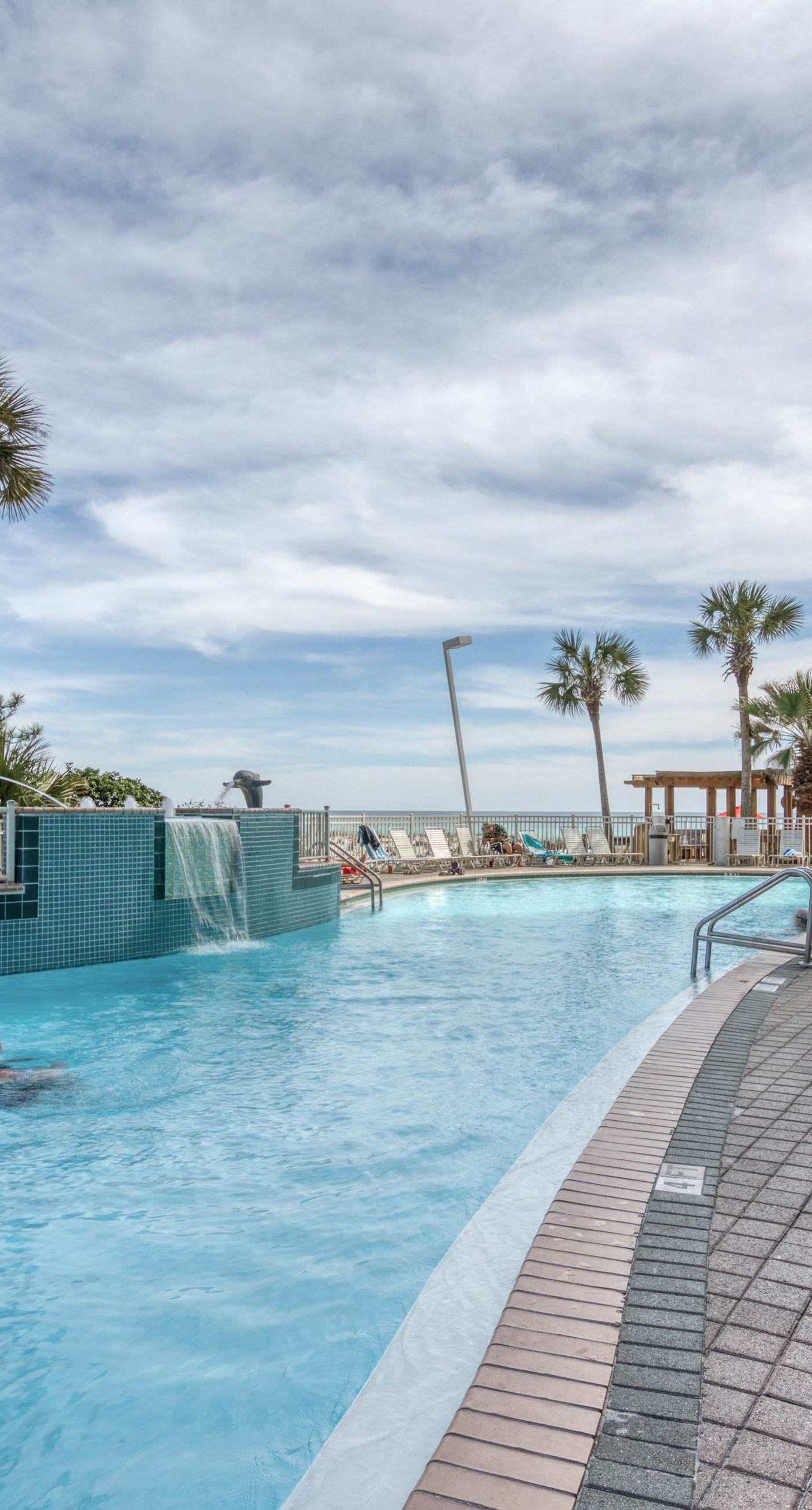 8th-floor condo with balcony, ocean view, W/D, pools & hot tub