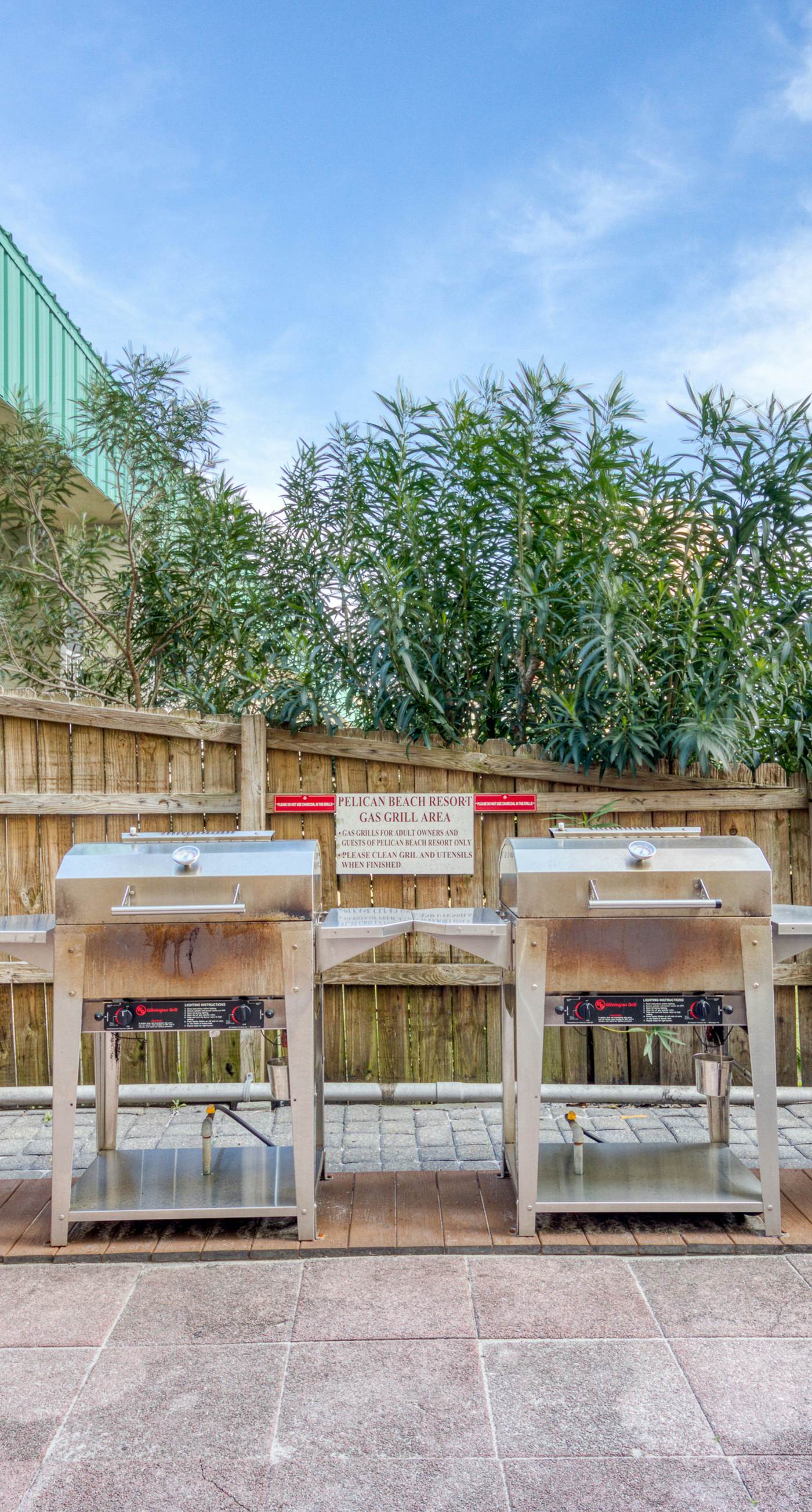 8th-floor condo with balcony, ocean view, W/D, pools & hot tub