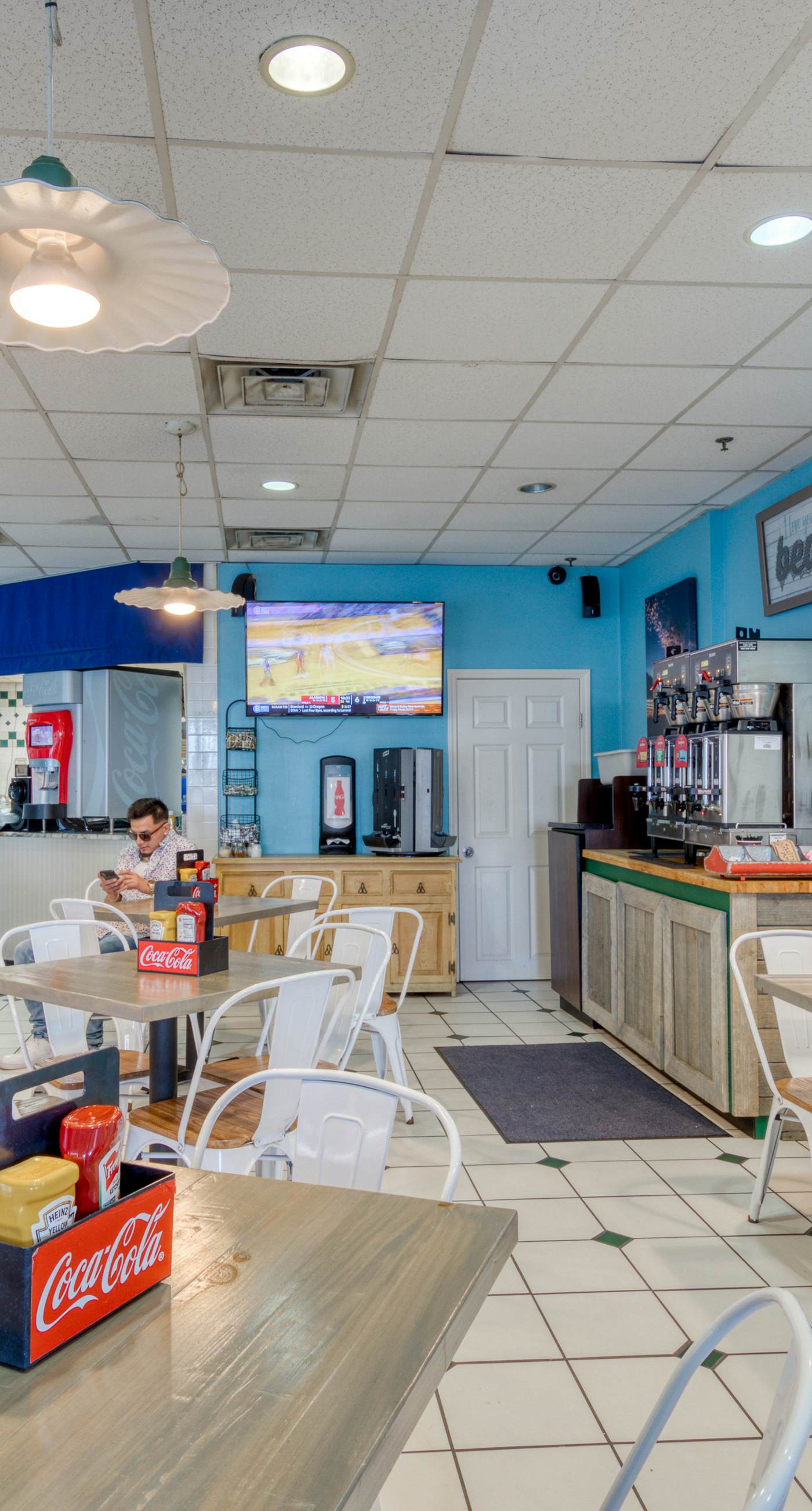 8th-floor condo with balcony, ocean view, W/D, pools & hot tub