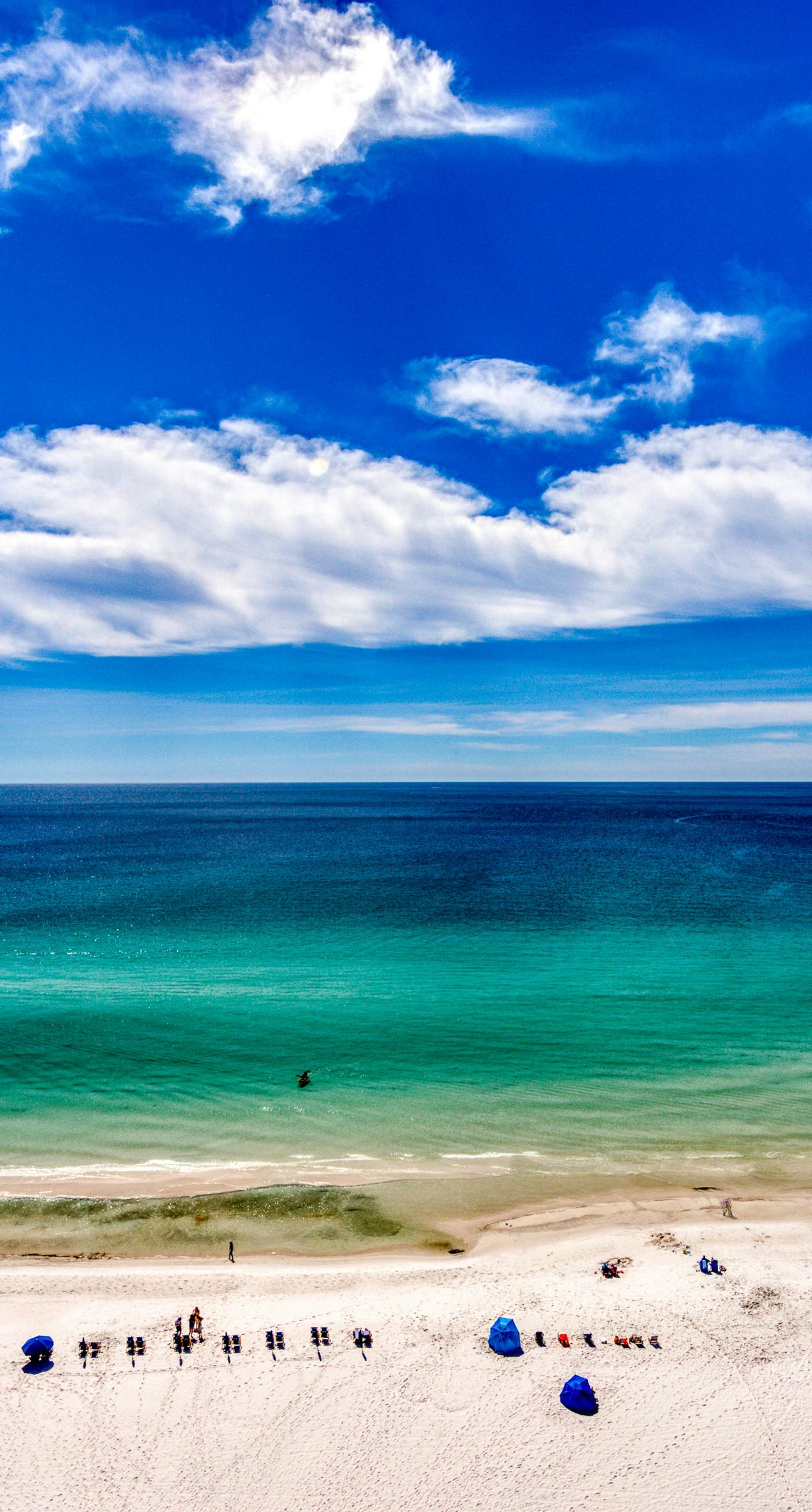 8th-floor condo with balcony, ocean view, W/D, pools & hot tub